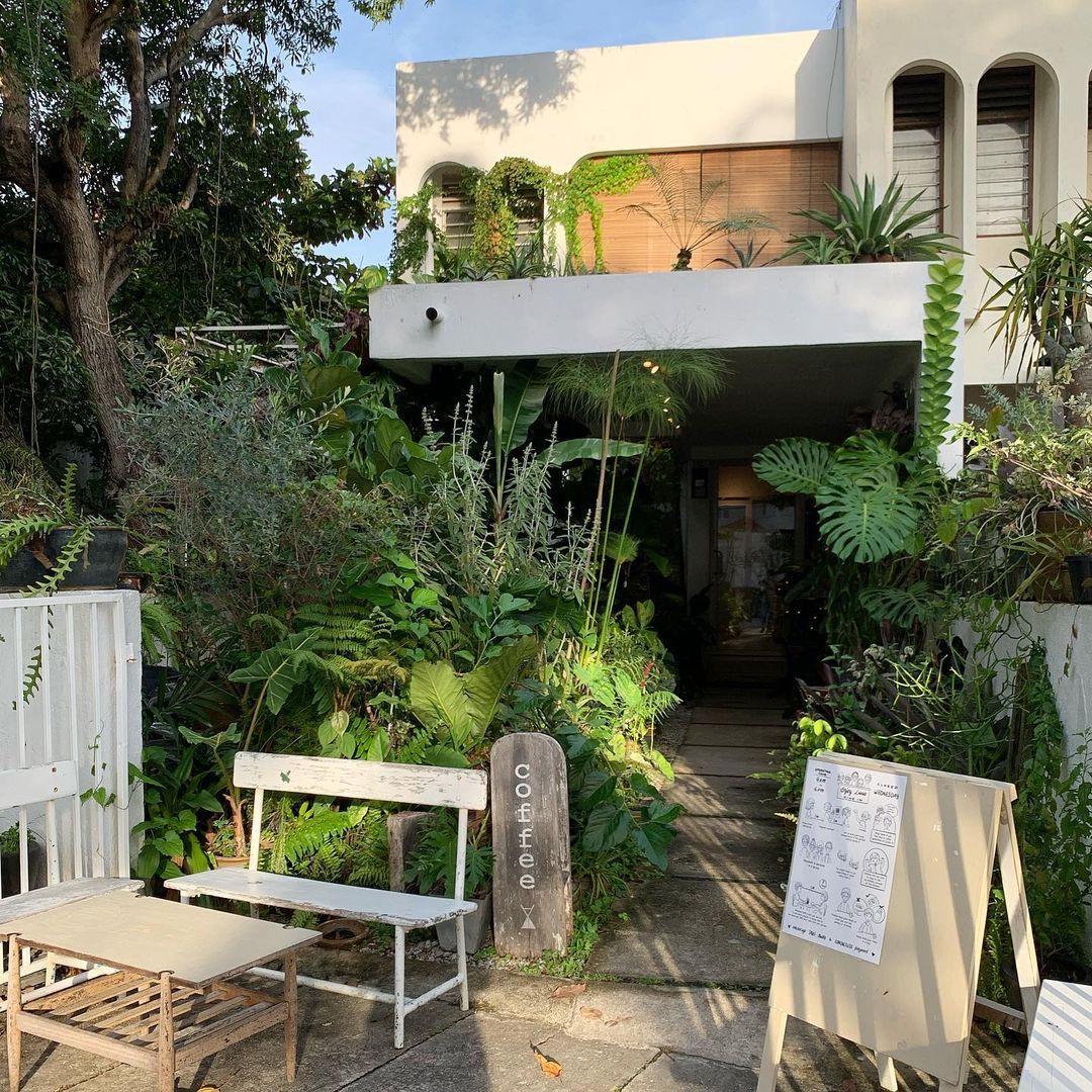 Lunabar Coffee's exterior (Photo: Instagram / @lunabarcoffee)