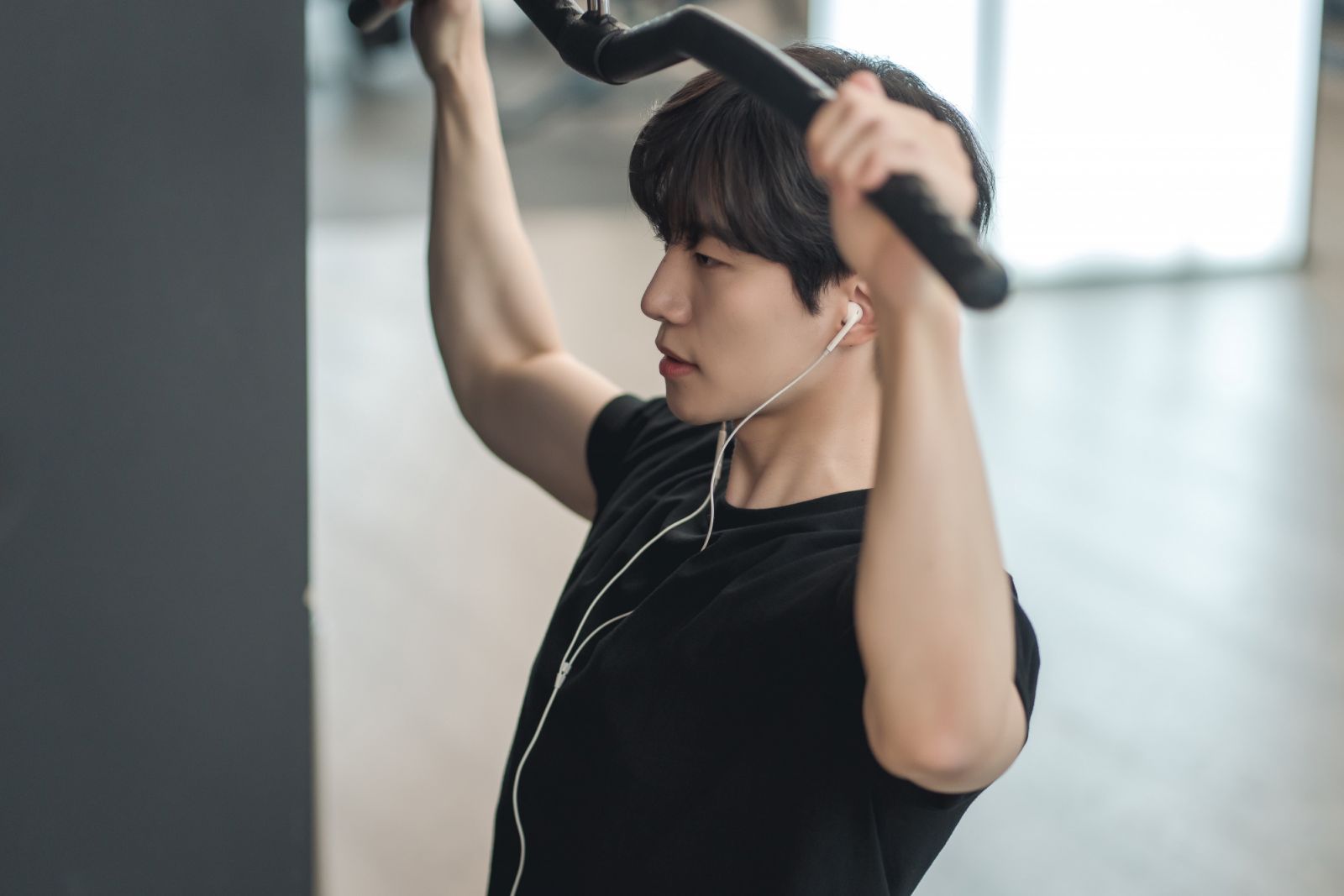 俊昊《歡迎來到王之國》為穿西裝好看而鍛鍊體態。Photo:Netflix