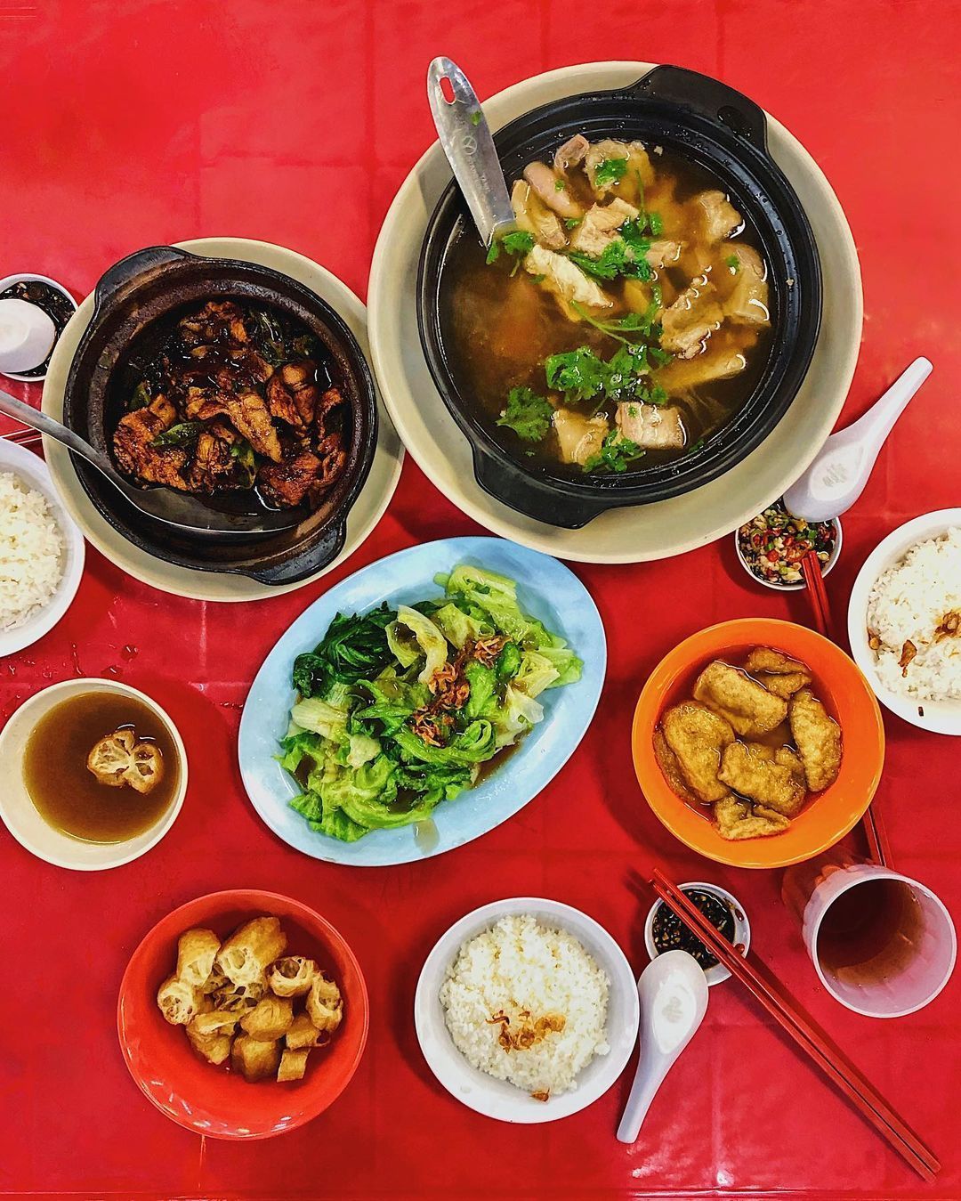 A full bak kut teh spread at Ka Ka Bak Kut Teh in Malaysia (Photo: Instagram / @clthelow)