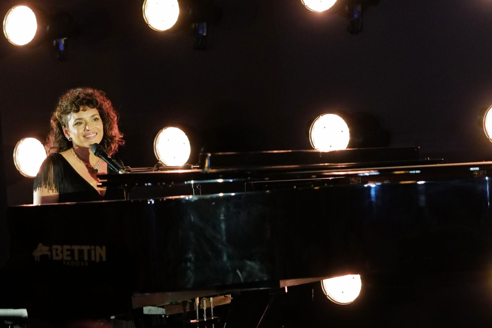VENICE, ITALY - MAY 16: Norah Jones performs at the "Bulgari Mediterranea High Jewelry" event at Palazzo Ducale on May 16, 2023 in Venice. (Photo by Claudio Lavenia/Getty Images for Bulgari)