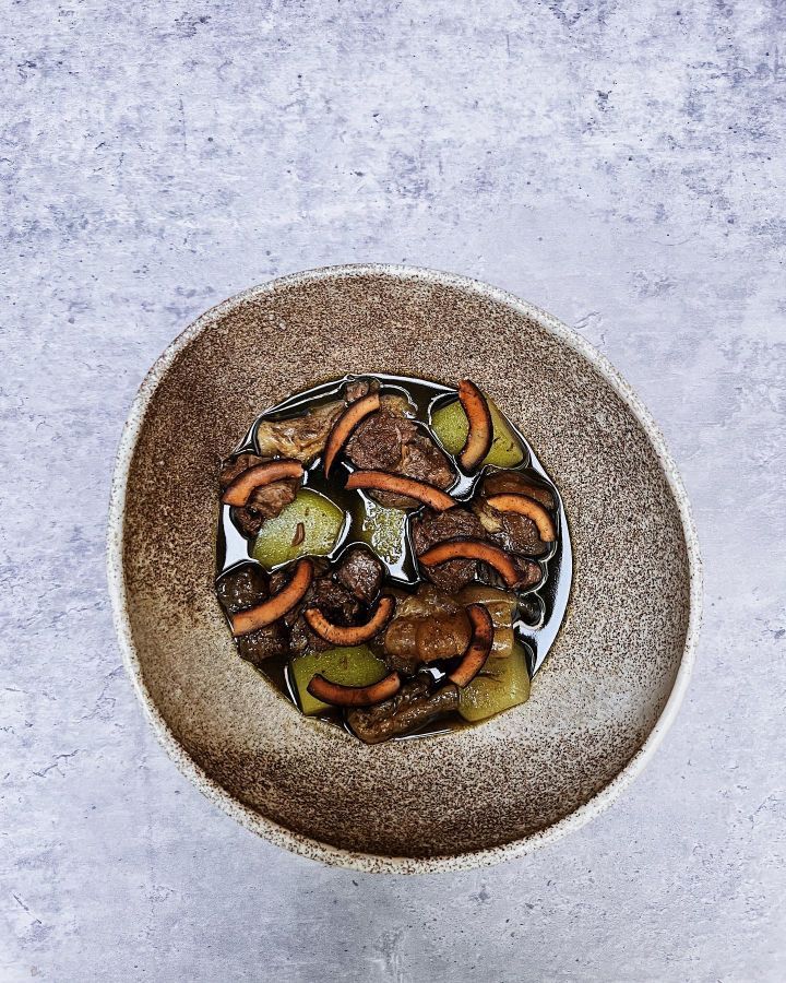 Burnt coconut tendon, braised beef neck, and water gourd (Photo: Chocha Foodstore)