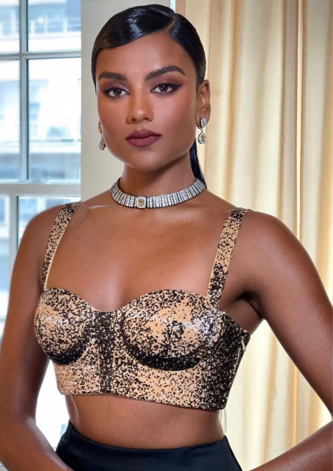 Simone Ashley of Bridgerton fame wearing the Light Rays Collar Necklace (Photo courtesy of De Beers Jewellers)