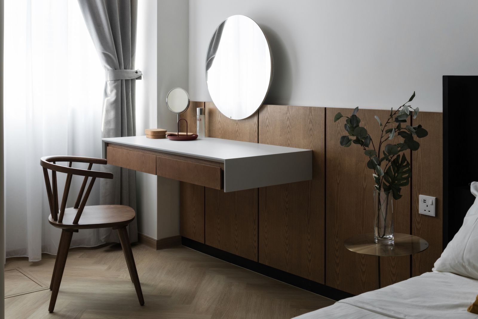 Cantilevered table