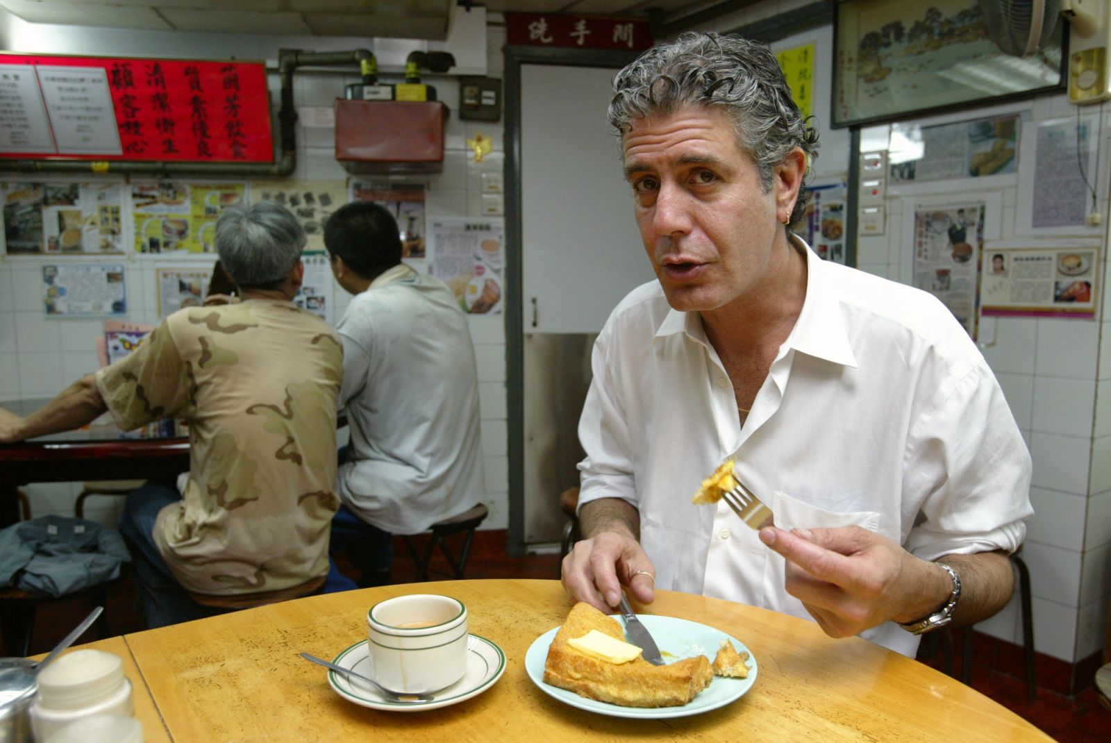 Celebrity chef Anthony Bourdain, who is in his Hong Kong food tour, tastes the Hong Kong-style French toast at a local restaurant. 26 April 2005 (Photo by Dickson Lee/South China Morning Post via Getty Images)