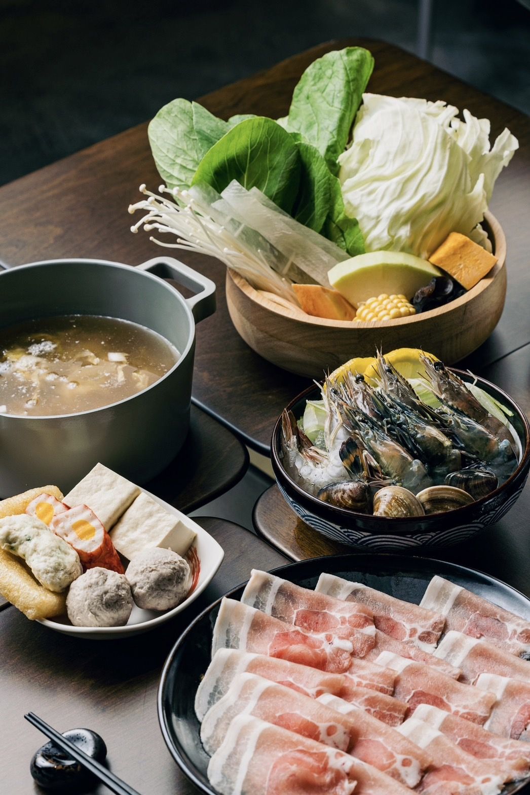 肉大人_酸白菜湯底、究好帶皮豬五花、蝦子蛤蜊拼盤