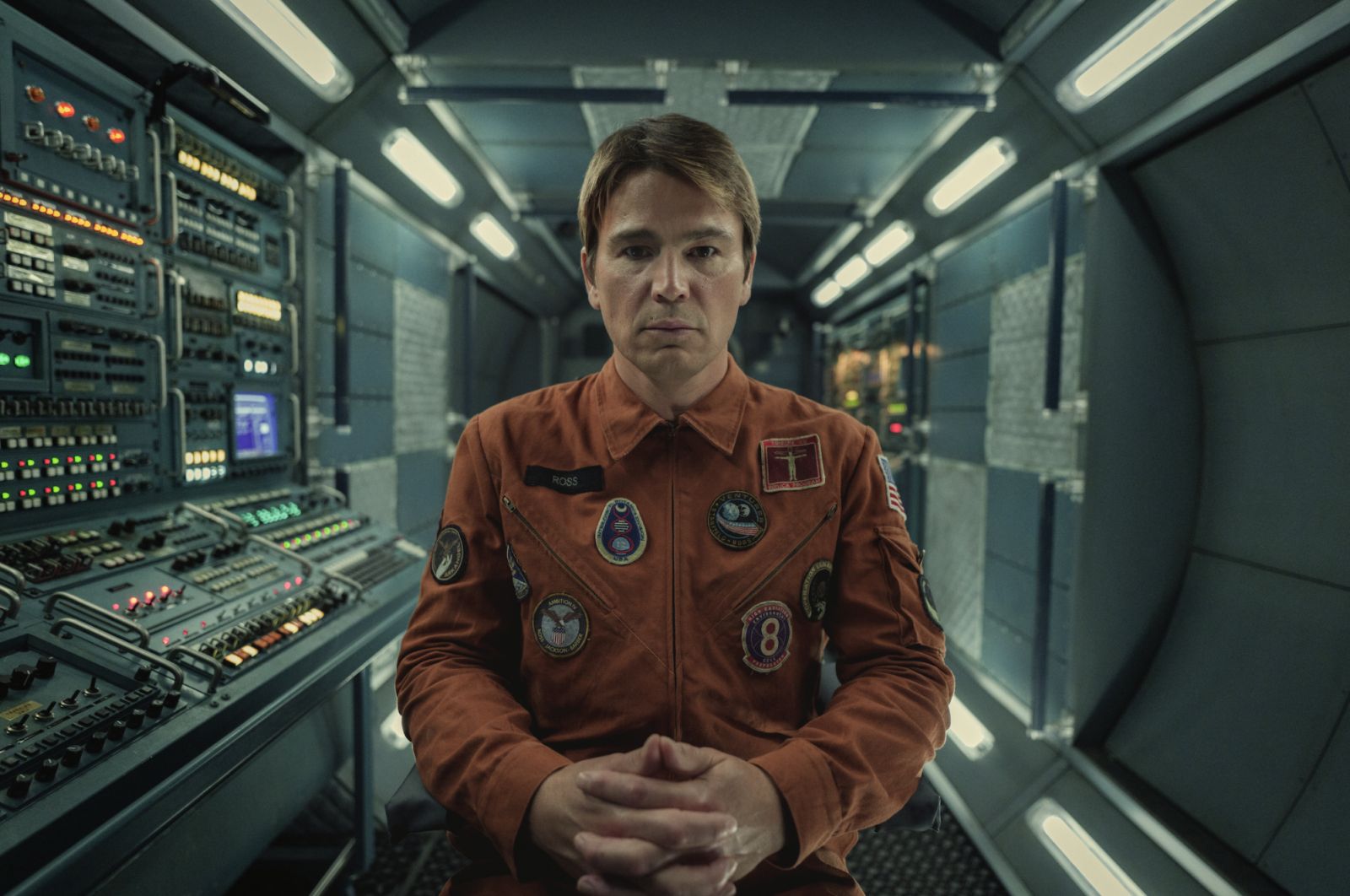 喬許哈奈特演出黑鏡《在海的另一邊》中的太空人大衛羅斯。Photo:Netflix