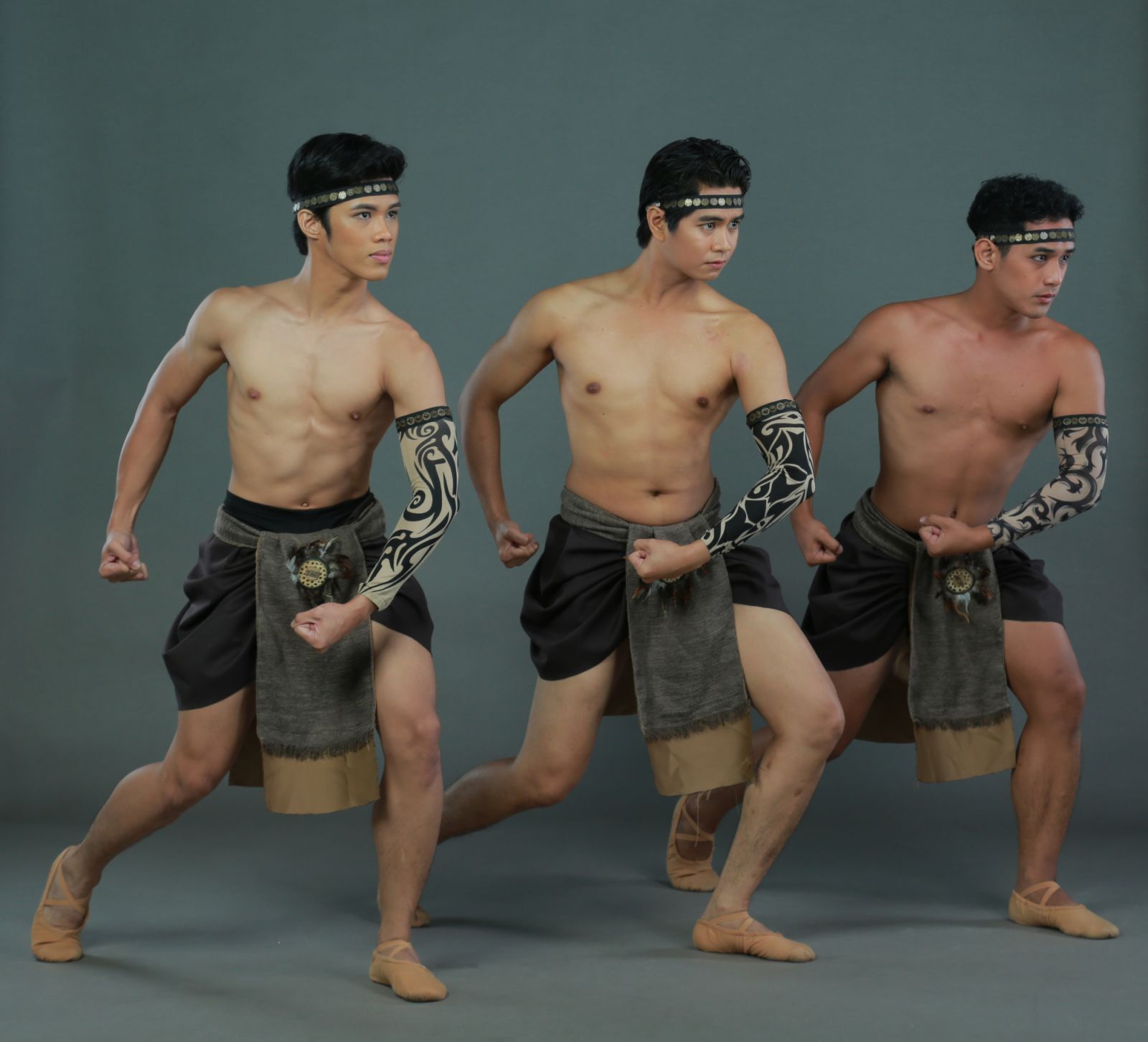 Handyong and his followers (Photo: Philippine Ballet Theater)