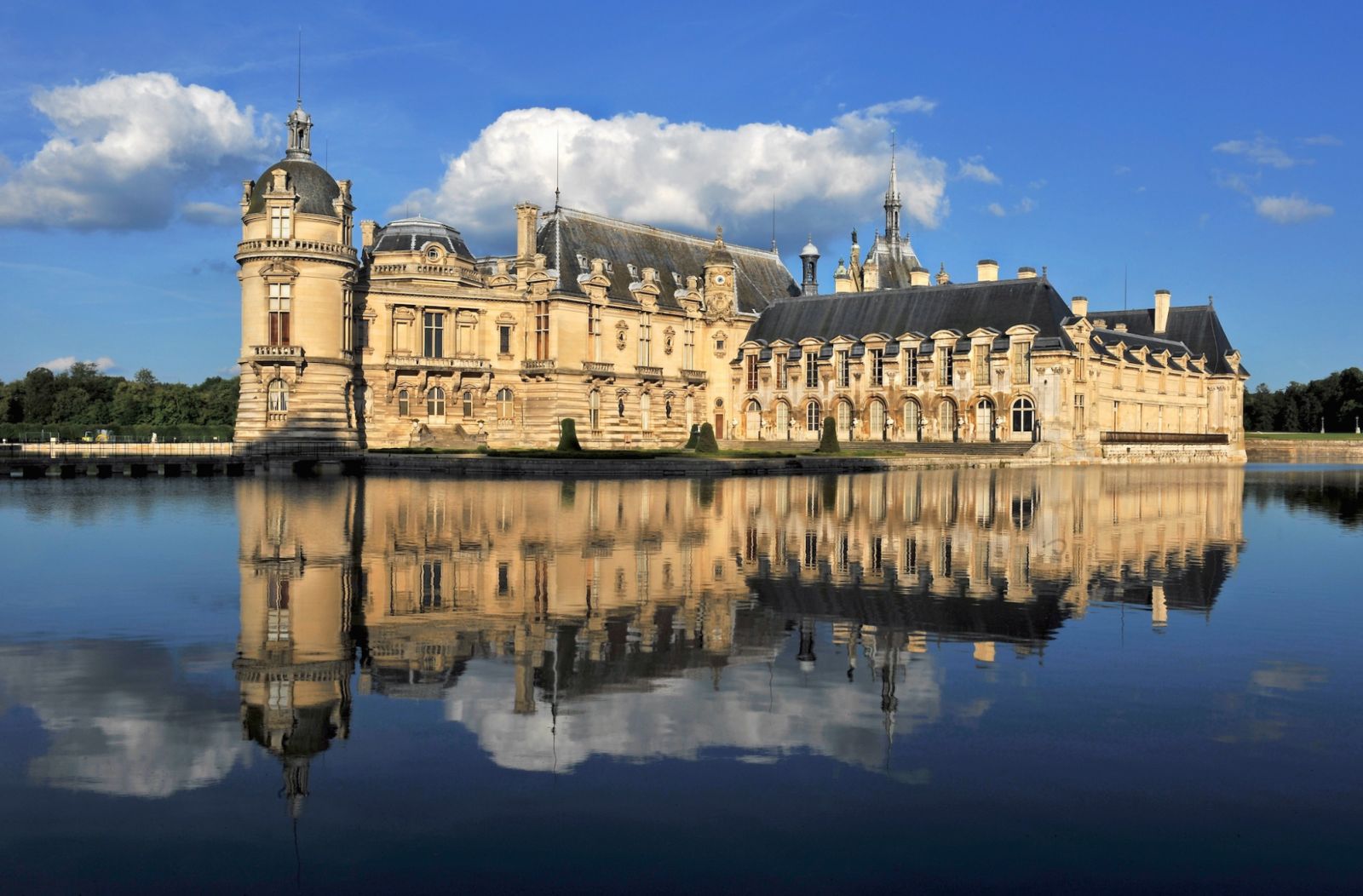 FRANCE - CIRCA 2009: Chantilly Castle, The Garden and The North Of The Castle In Chantilly, France In 2009 - Left, the Grand Chateau of Daumet, Right, the Petit Chateau in the Renaissance of Jean Bullant. (Photo by Beatrice LECUYER BIBAL/Gamma-Rapho via Getty Images)