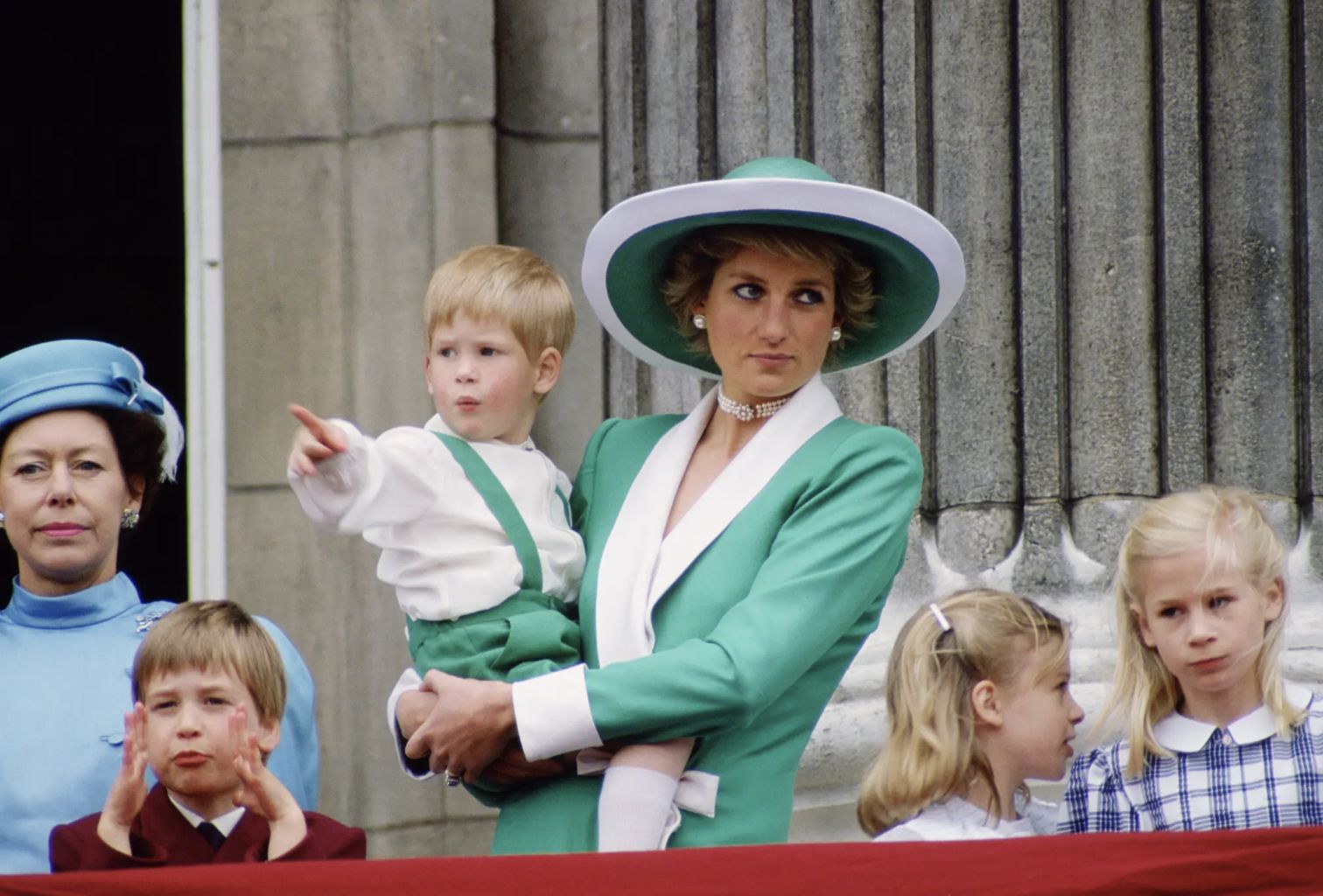 戴安娜王妃穿著Catherine Walker西裝外套出席 1988 年的閱兵式慶祝活動。（Photo: Getty Images）