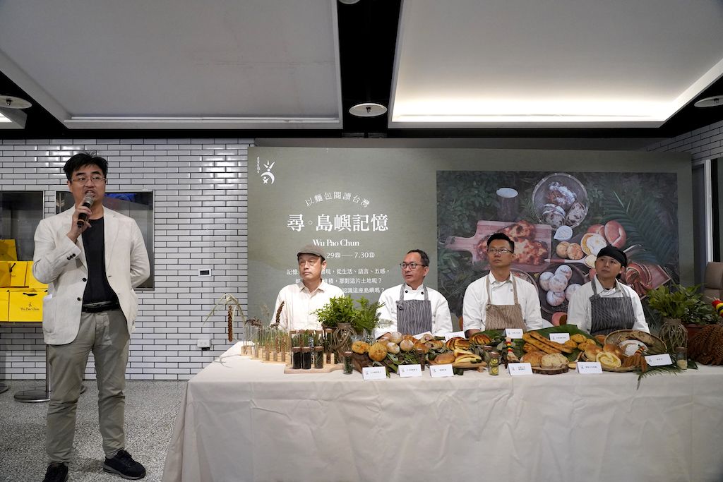 台灣美食技術交流協會理事長徐仲、台灣環境資訊協會理事董景生博士、吳寶春師傅、行政總主廚謝忠祐、技術經理林翊臻(由左至右)推廣台灣小米和原香植物，期待能踏上台灣味覺的朝聖之路。