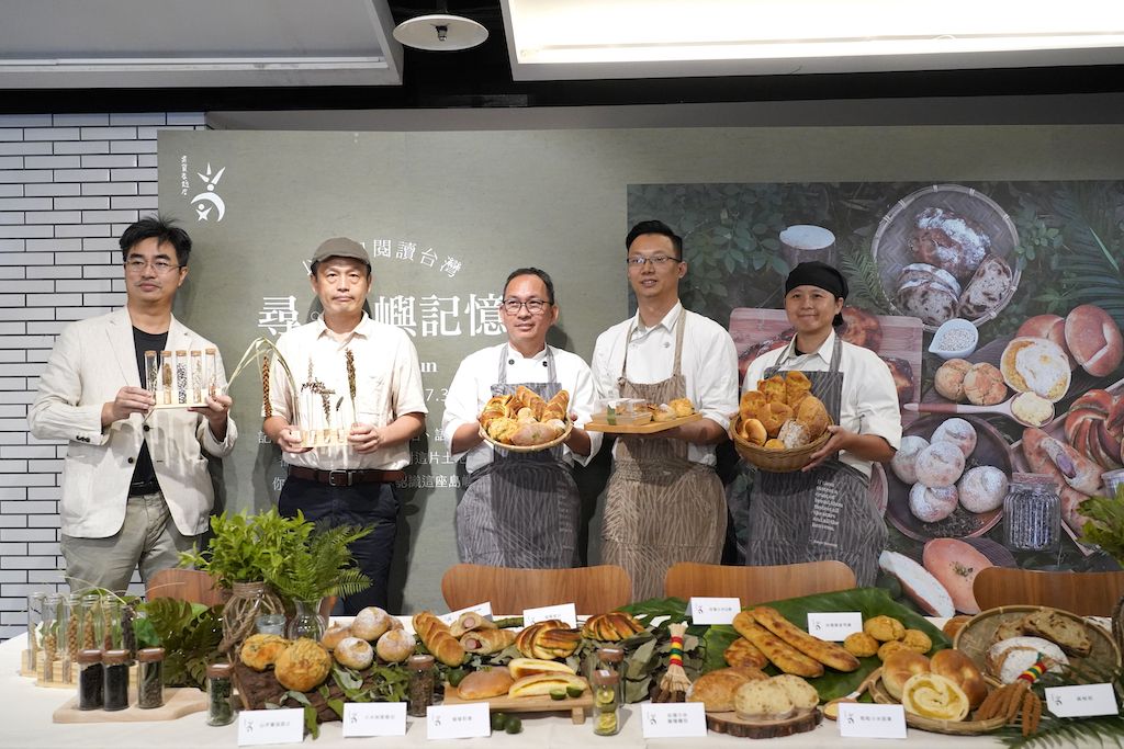 台灣美食技術交流協會理事長徐仲、台灣環境資訊協會理事董景生博士、吳寶春師傅、行政總主廚謝忠祐、技術經理林翊臻(由左至右)推廣台灣小米和原香植物，期待能踏上台灣味覺的朝聖之路。