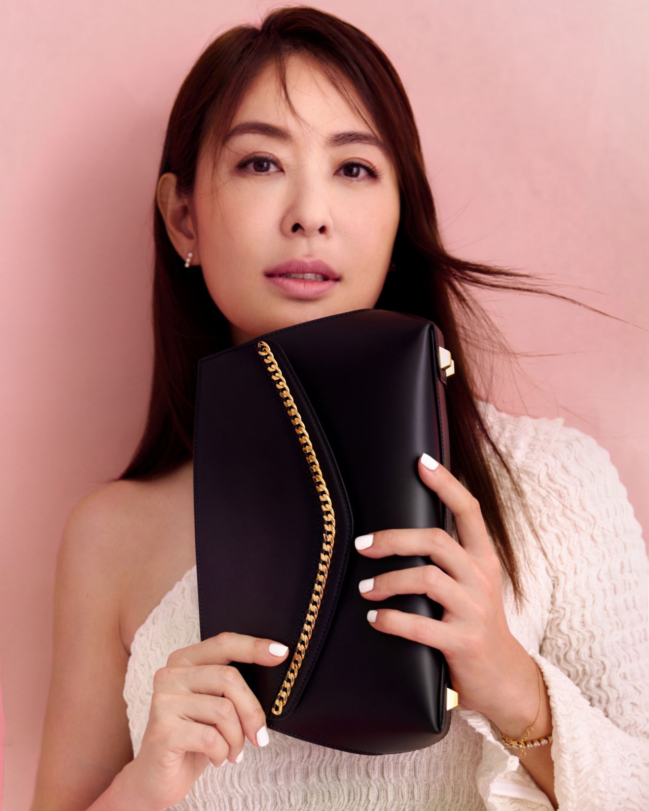 賈永婕以 Love Letter 黑色鍊條手拿包展現率性優雅(Photo: Grace Han)