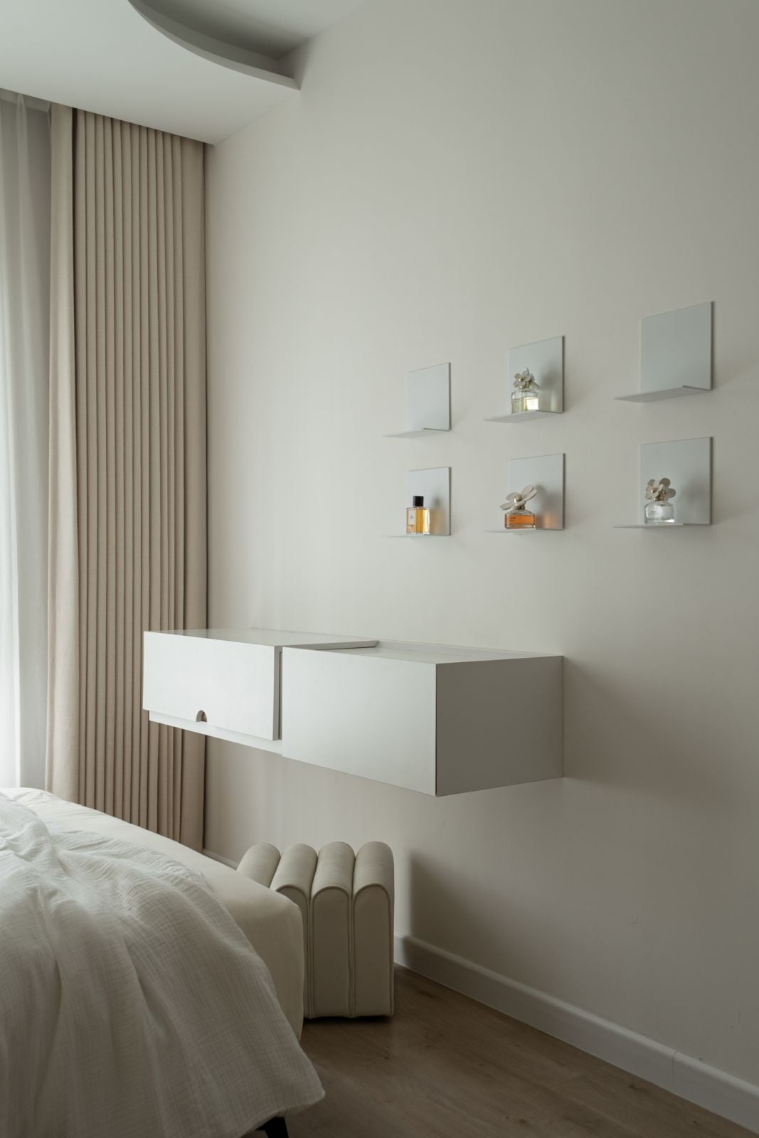 Pristine white built ins
