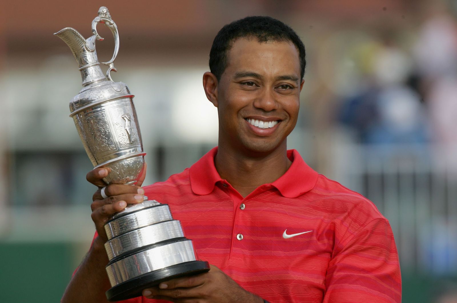 HOYLAKE, UNITED KINGDOM - JULY 23:  Tiger Woods of USA poses with the claret jug following his two shot victory at the end of the final round of The Open Championship at Royal Liverpool Golf Club on July 23, 2006 in Hoylake, England.  (Photo by David Cannon/Getty Images)