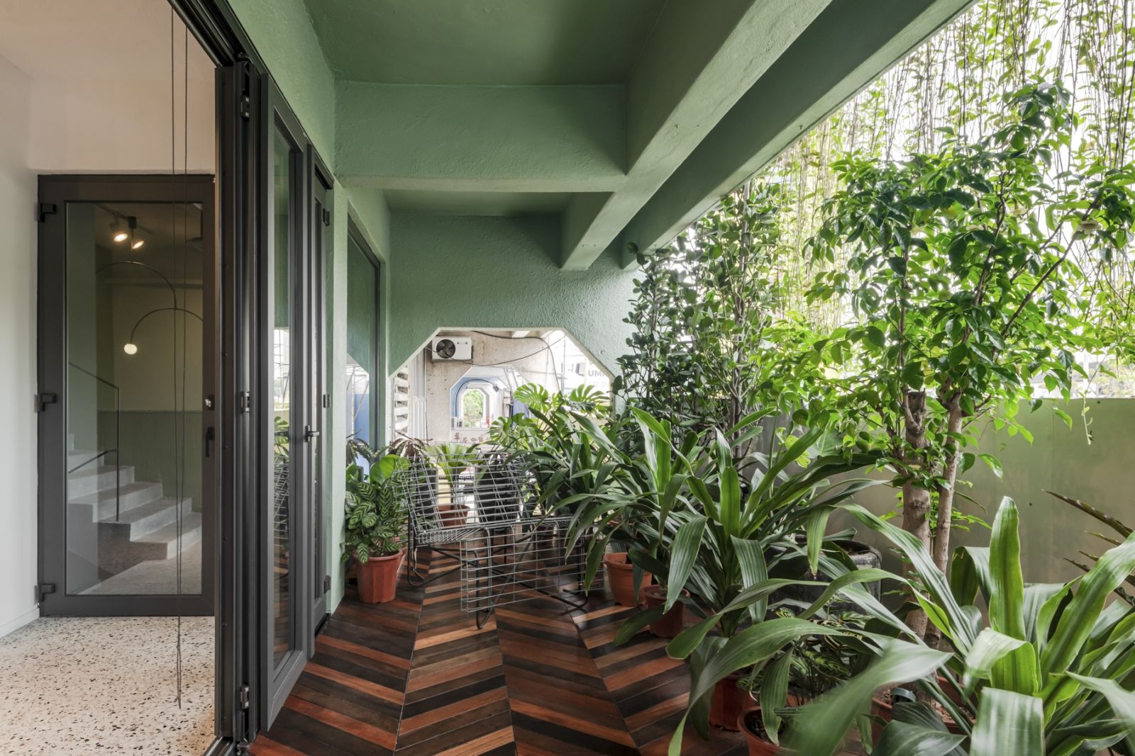 The lush pocket garden; a view of the hanging gardens (Photo: David Yeow)