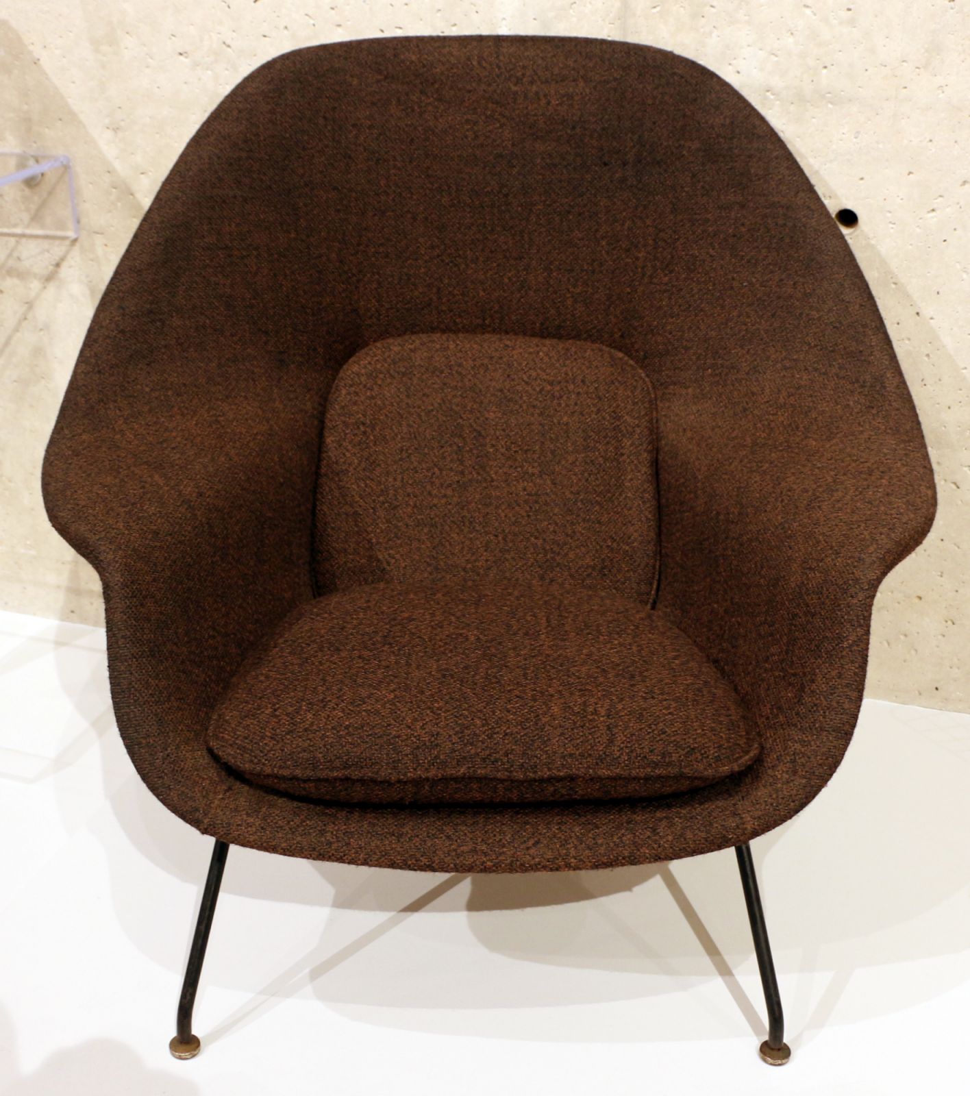 The Womb Chair in in the Milwaukee Art Museum (Photo: WikiCommons/Saiiko)