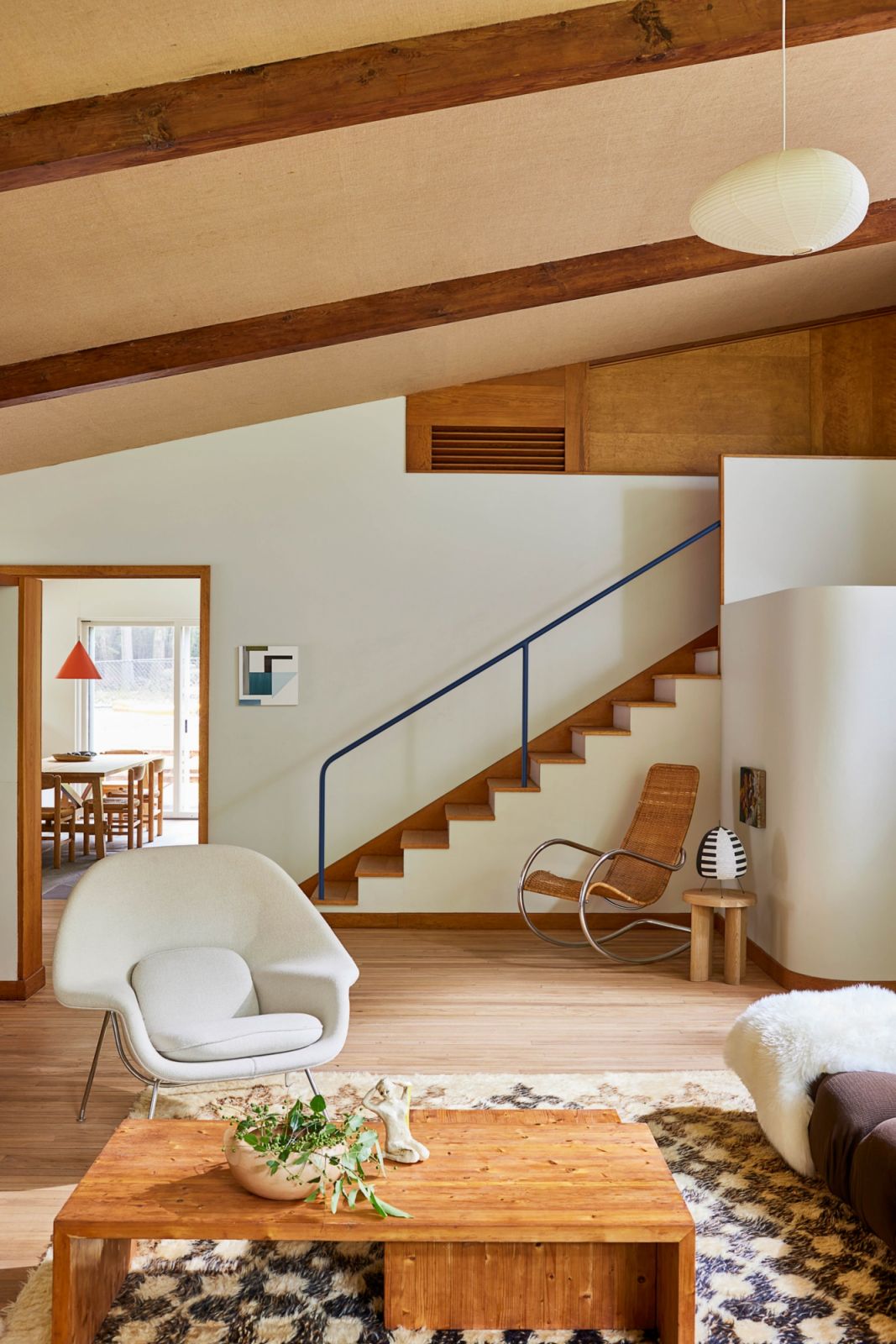 Stylist Kate Young's upstaite New York home sports a Womb Chair (Photo: @kateyoung/ Instagram)