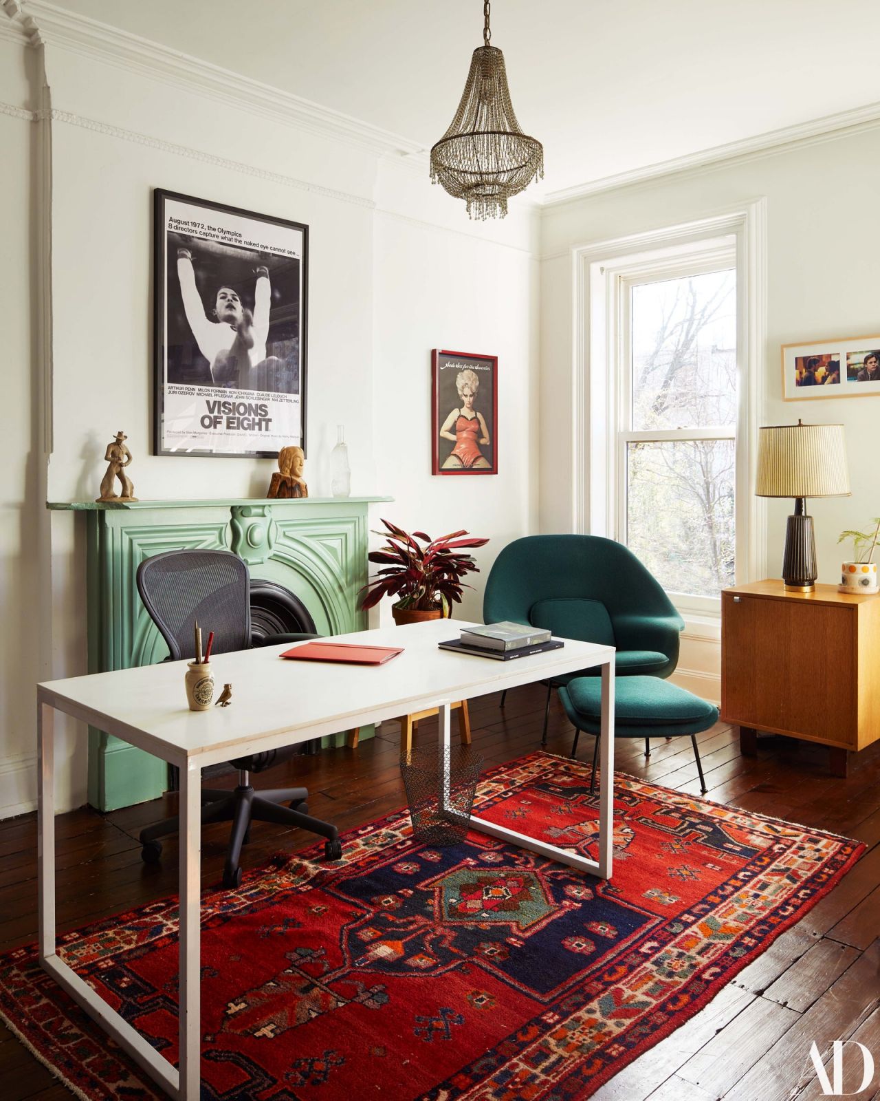Maggie Gyllenhaal and Pete Sarsgaard's Brooklyn home features a womb chair (Photo: @architecturedigest/ Instagram)