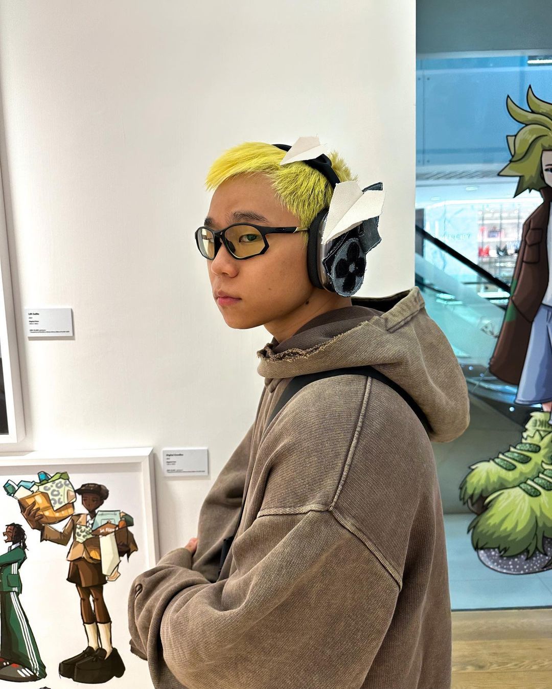 “Virgil was here. first ever fully fabric and denim headphone sculpture inspired by the genius of the late @virgilabloh <3 Modeled by @gareth_tong” (Photo: Instagram/@yalocaloffgod)