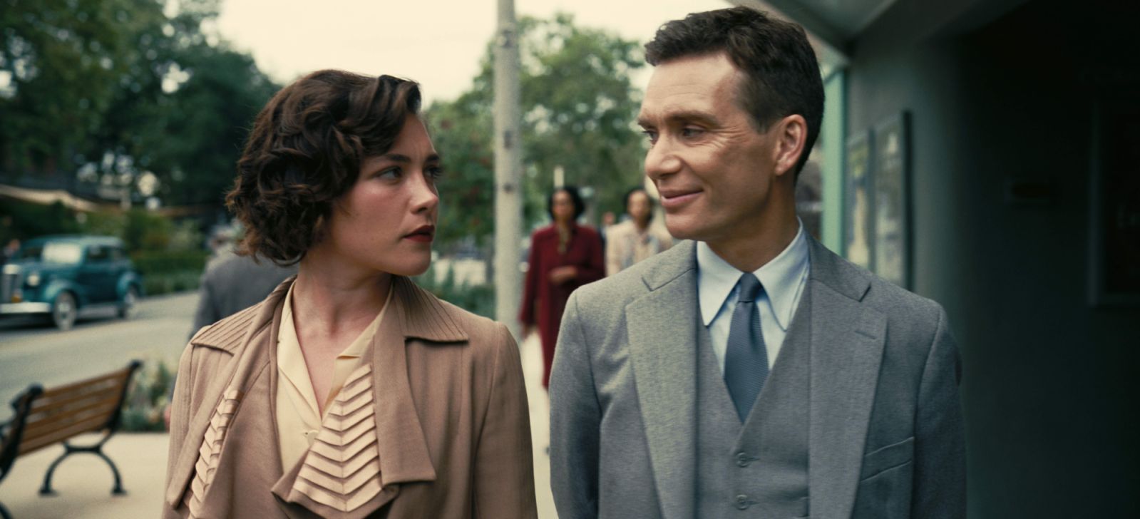 L to R: Florence Pugh is Jean Tatlock and Cillian Murphy is J. Robert Oppenheimer in OPPENHEIMER, written, produced, and directed by Christopher Nolan.