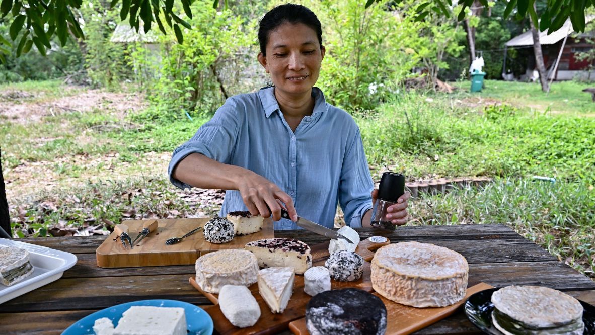 Artisan cheesemaker Rachanikorn ‘Kai’ Srikong preparing various cheeses from goats’ milk for tasting at Little Goat Farm and Cheesery in the central Thai province of Nakhon Pathom (Photo: AFP)