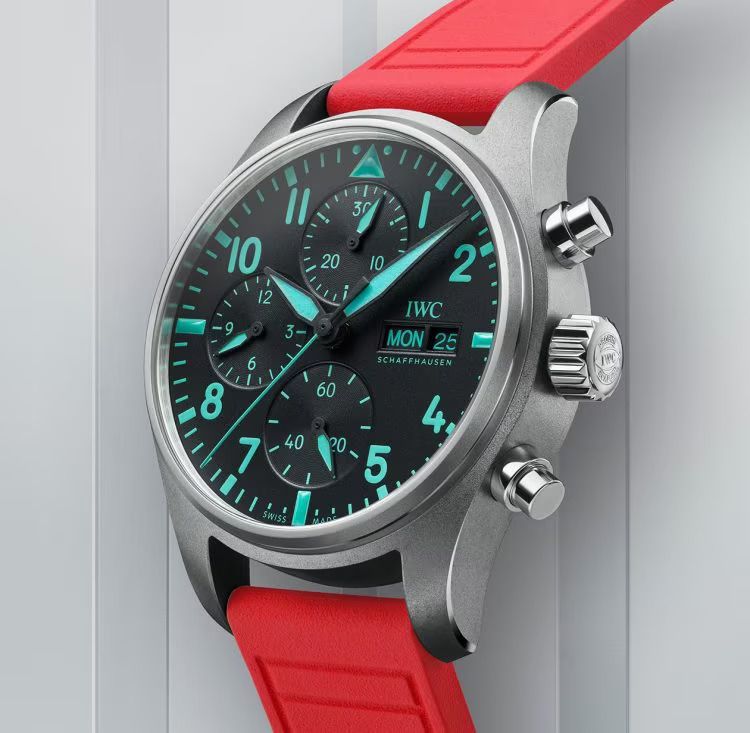 IWC PILOT’S WATCH CHRONOGRAPH 41 MERCEDES-AMG PETRONAS FORMULA ONE™ TEAM (Photo: IWC)