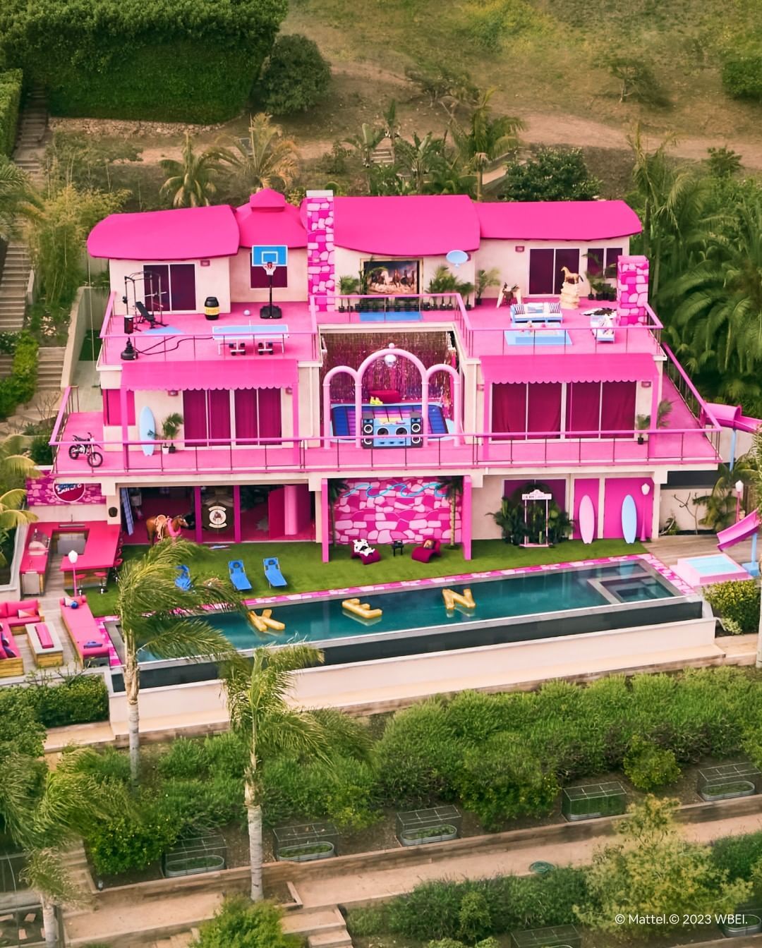 ”The Barbie Malibu DreamHouse is back on Airbnb—but this time, Ken’s hosting“ (Photo: Instagram / @airbnb)