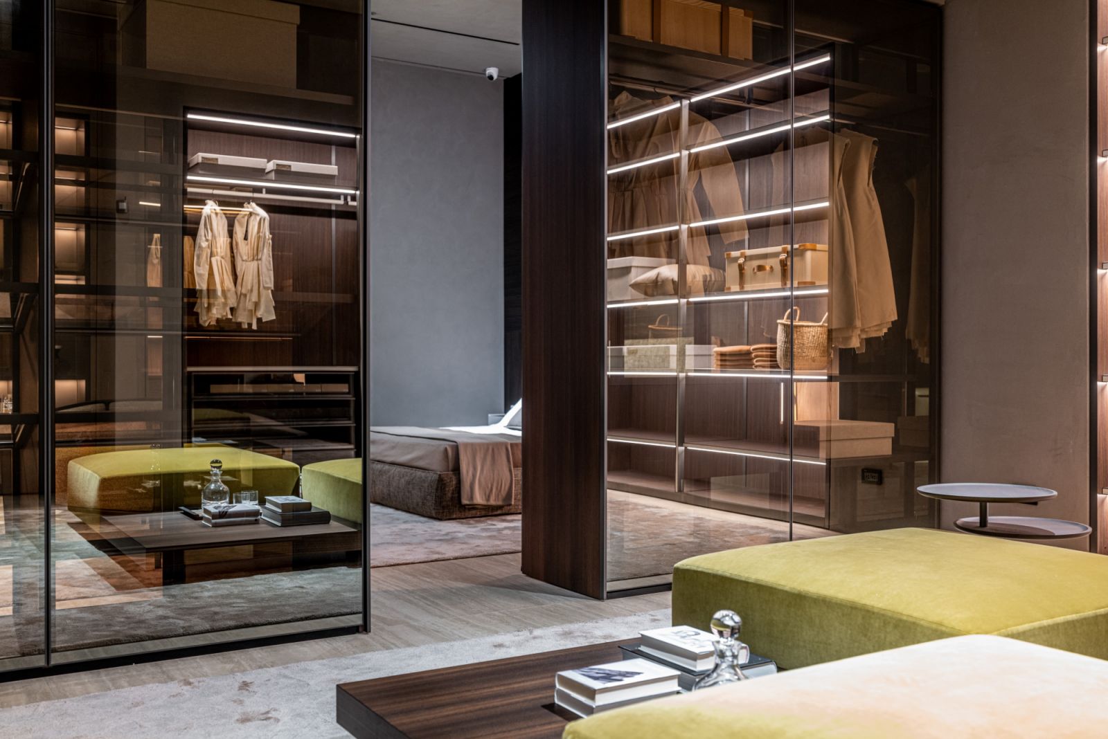 Molteni&C的台中旗艦店中,特別於臥室和更衣間之間配置了全玻璃櫃體的GLISS MASTER衣櫃系統傢俱,優雅界定空間。