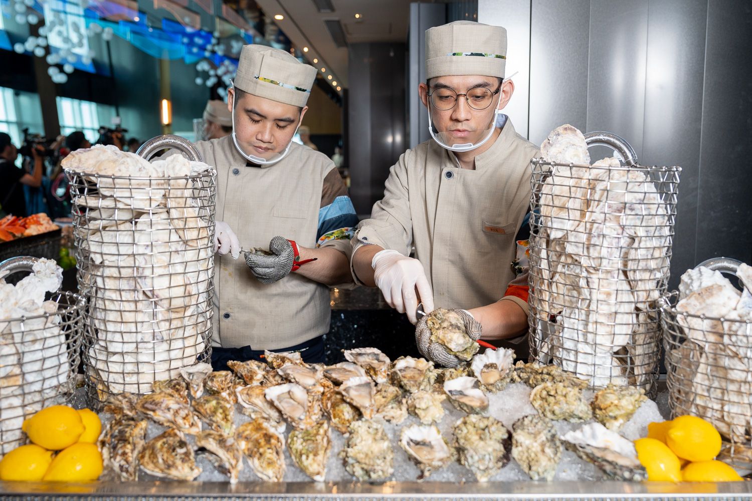 「饗 A Joy」選用各季節及地方著名食材，呈現最珍貴的獨具之味。圖為嚴選日本、加拿大生蠔，現場現開，肉質肥美結實口感充滿彈性嚼勁。