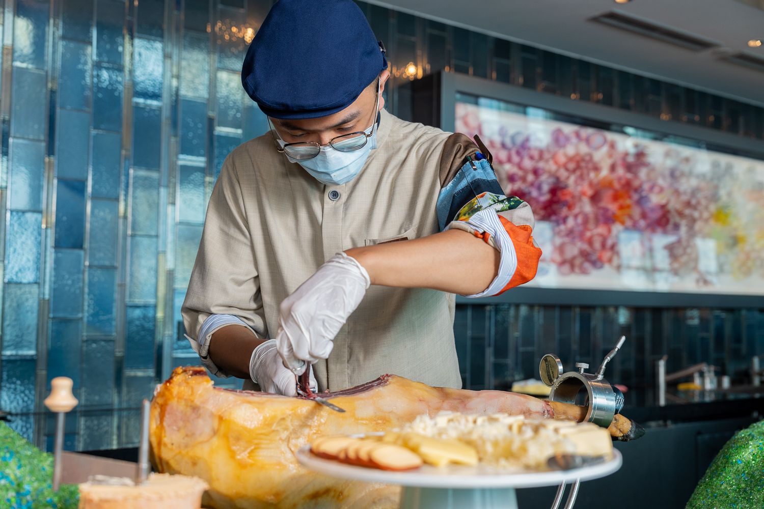 「饗 A Joy」現切的伊比利火腿搭配香氣滿溢的台灣鮮果，迸發出萬花筒般層次口感。