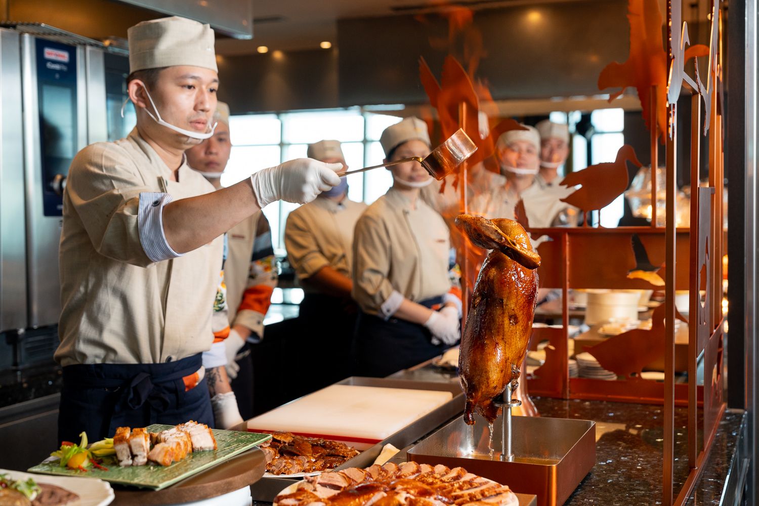 「饗 A Joy」將最對味的中華料理蛻變出美食新經典，圖為「橙酒火焰片皮鴨」烤鴨點火秀。