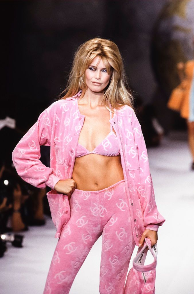 Claudia Schiffer au dÃ©filÃ© Chanel, PrÃªt-Ã -Porter, collection Printemps-Ã©tÃ© 1996, Paris, octobre 1995, France. (Photo by PAT/ARNAL/Gamma-Rapho via Getty Images)