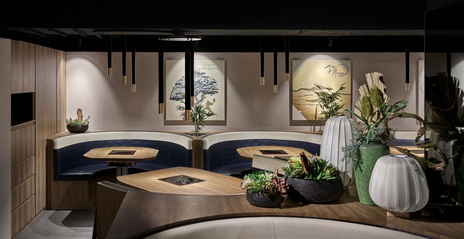 為客⼈營造舒適的⽤餐環境，客席區的半圓形卡式座椅兼具包覆感與區隔性，予以顧客安⼼⾃在的餐敘空間。
