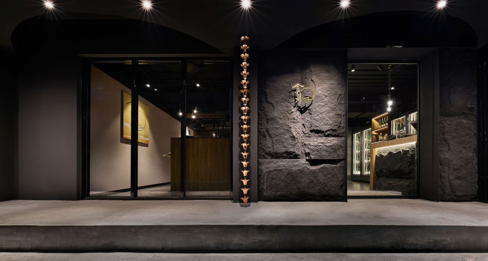 招牌旁加入傳統⽇式建築常⾒的落⽔鏈，凸顯餐廳風格與料理樣式。