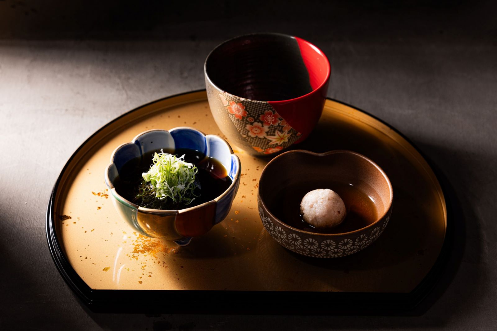 為保持食材的溫度口感，首創有溫度的SOBA醬，另一款椪醋醬將鹽漬的櫻花剁碎與蘿蔔泥搭配，去除蘿蔔泥的澀感，淡淡鹽味更能帶出食材鮮甜。