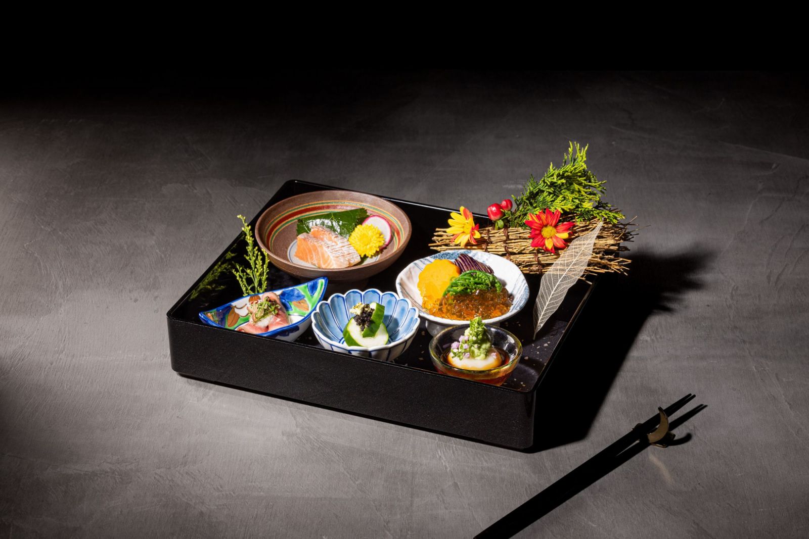 金月獨創以懷石料理中常見的前菜「八寸」作為套餐開場，將時令山珍搭海味盛為精緻一盤。