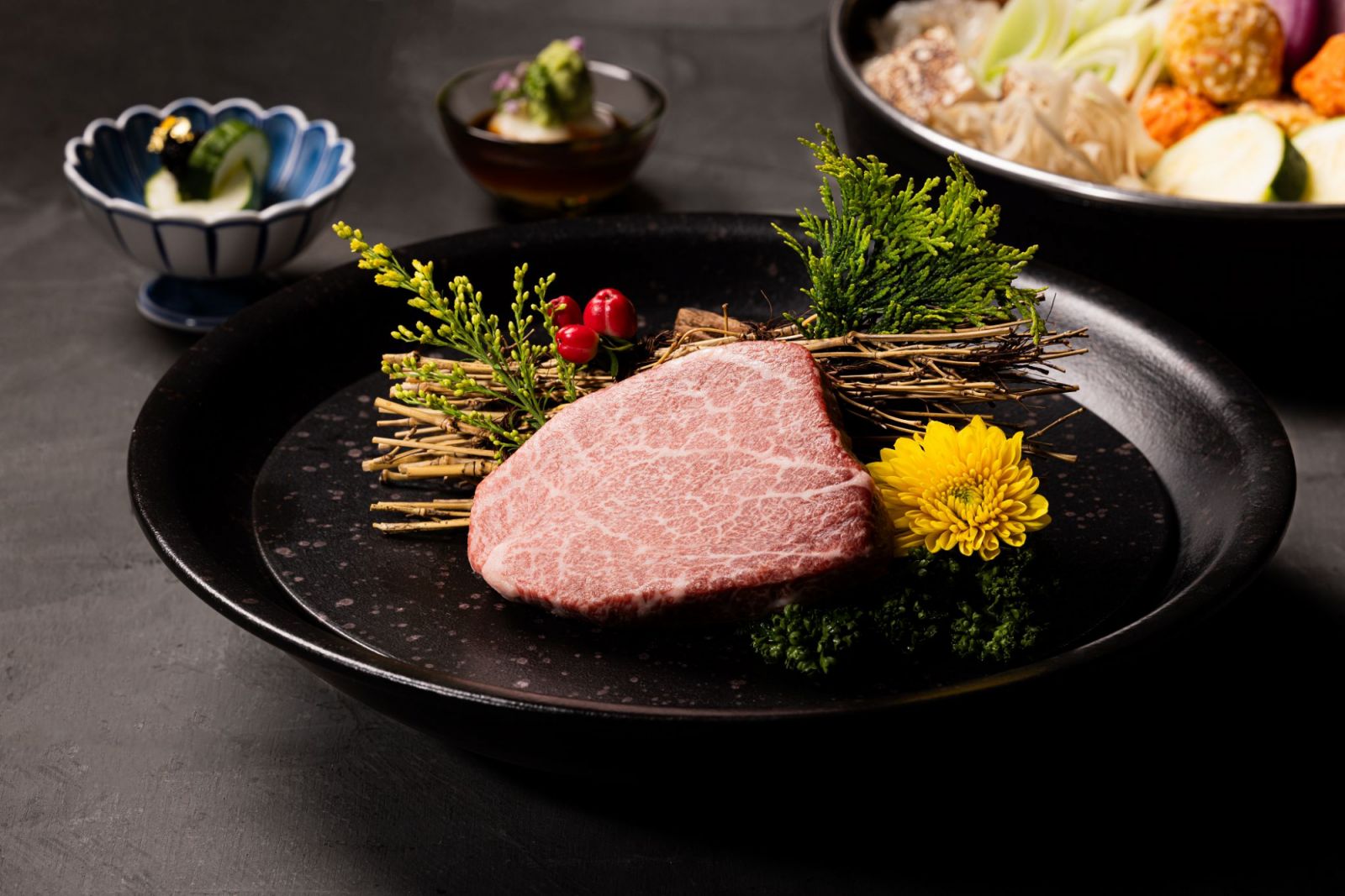 被饕客視為珍稀美味的「夏多布里昂」，取自菲力中心最軟嫩的部位，以絕佳的細緻口感與完美的油脂平衡香氣著稱。