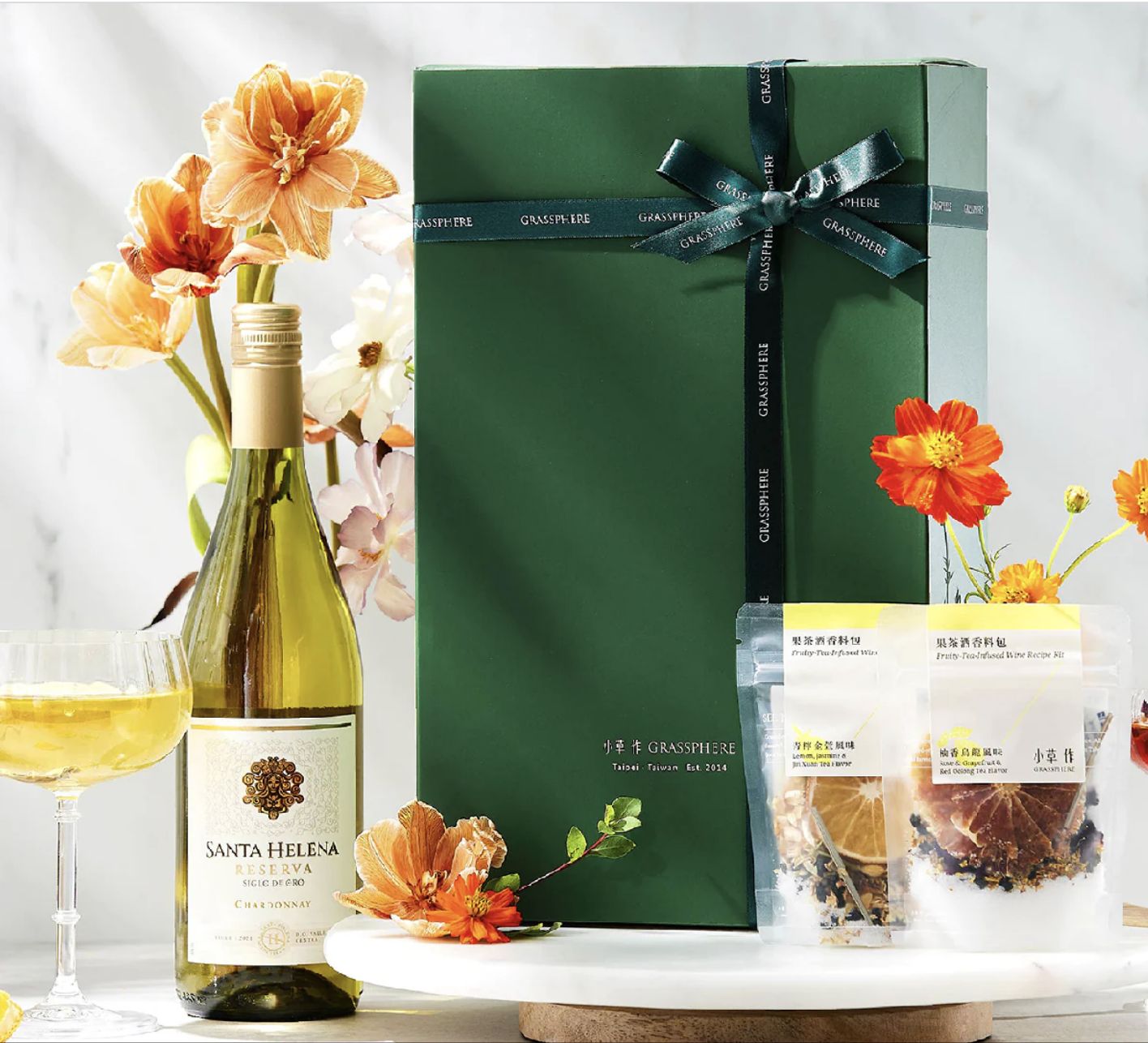 「自釀果茶酒禮盒」以Tea-Infused Wine 茶調酒為靈感創作,適合在中秋之夜小酌一番。