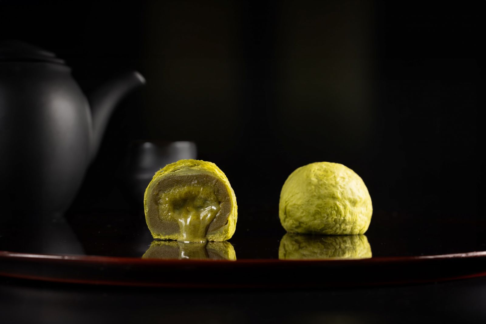 「文山包種茶流芯酥」將包種茶特色的撲鼻花香,凝煉成醇郁流芯內餡。