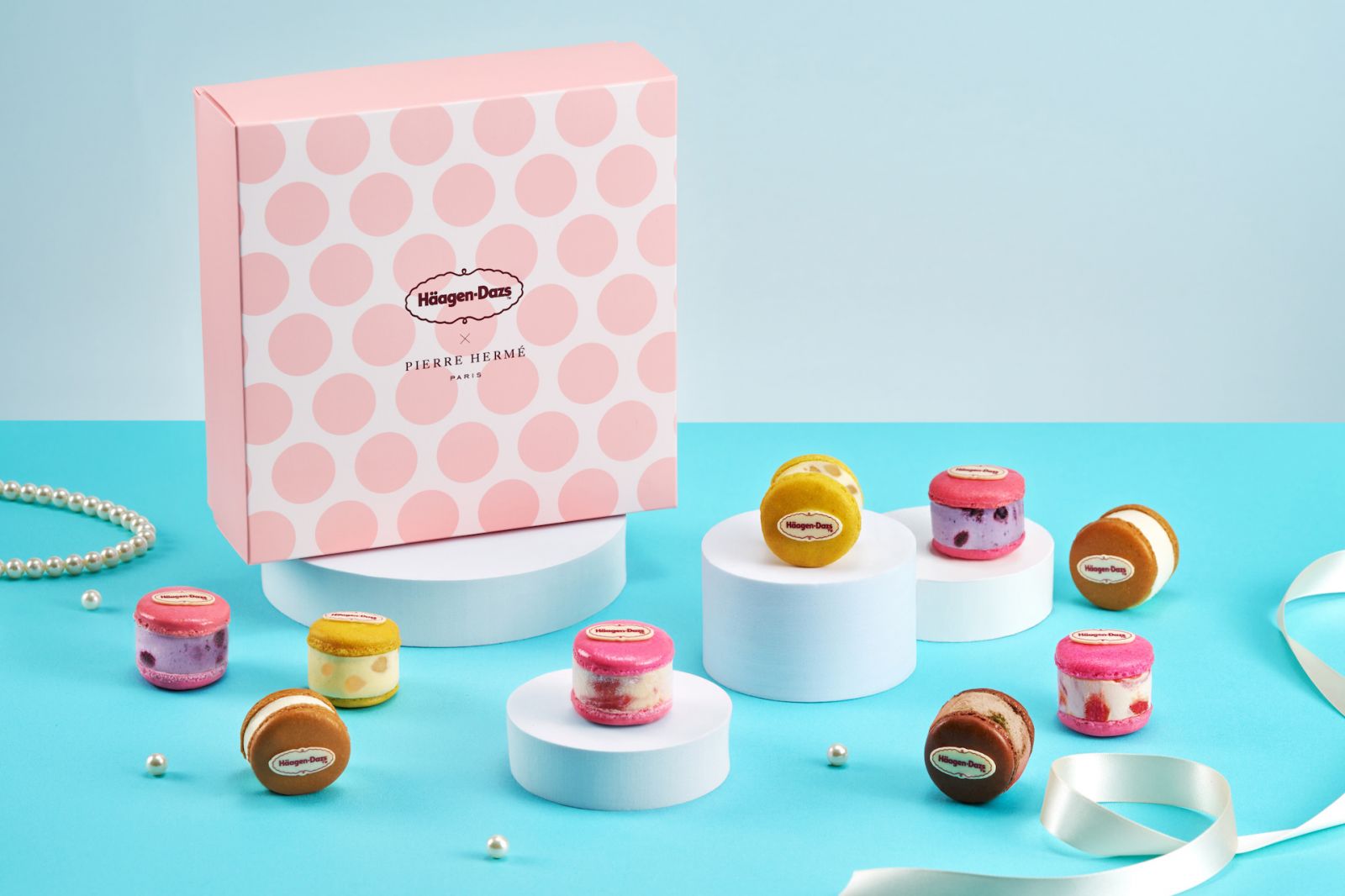 Häagen-Dazs今秋主打浪漫送禮新美學,打造多款風味升級冰淇淋月餅禮盒,更聯名馬卡龍大師Pierre Hermé 推法式盛宴馬卡龍冰淇淋禮盒,中秋預購早鳥開跑