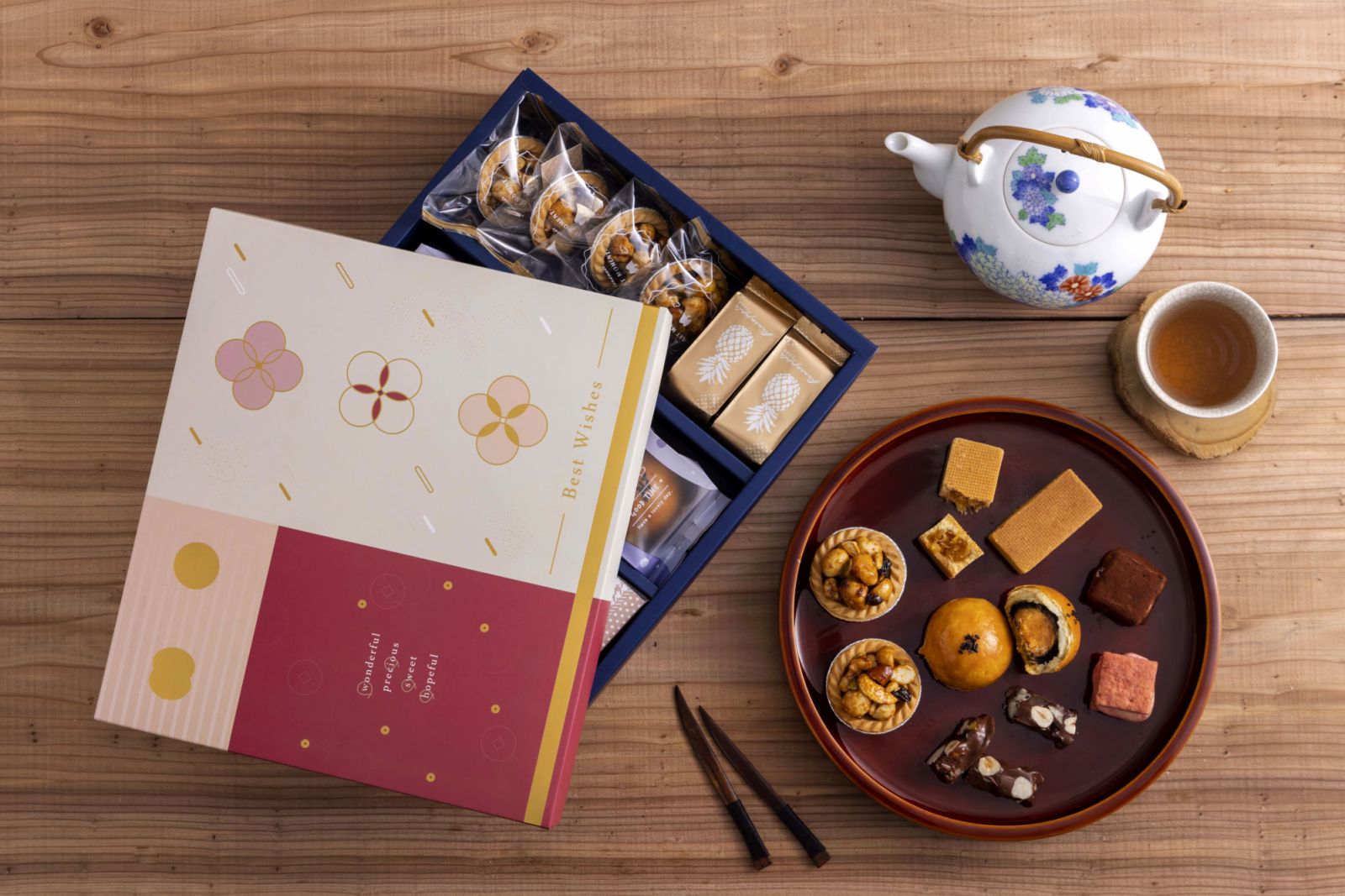 中秋大禮盒1280元(蛋黃酥3+堅果塔4+鳳檸酥4+草莓趴趴酥2+特濃巧克力趴趴酥2+鹽之花巧克力酥餅5+浪漫草莓餅5) (2)。包含和三盆蛋黃酥、趴趴糖酥、堅果塔與鳳檸酥、鹽之花巧克力酥餅