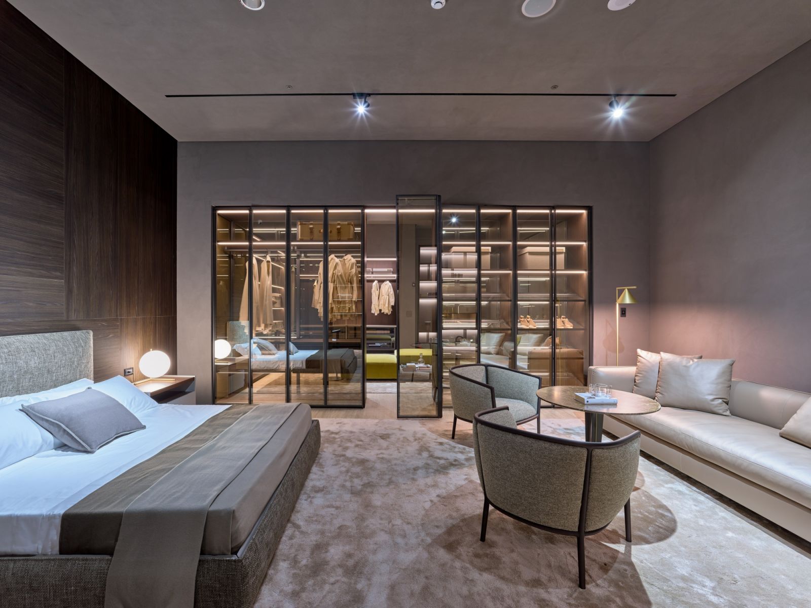 Molteni&C的台中旗艦店中,特別於臥室和更衣間之間配置了全玻璃櫃體的GLISS MAS…身的玻璃折疊門做出兩個空間的區隔和過道,完美呈現Molteni&C低調卻高雅的設計風格。(Photo:Molteni&C)