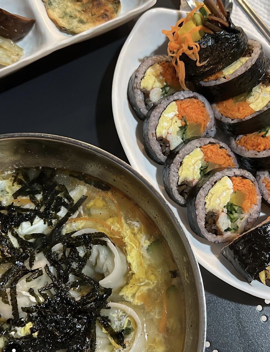 Tteok mandu guk and kimbab (Photo: Instagram / @eatwithjoy_alicelam)