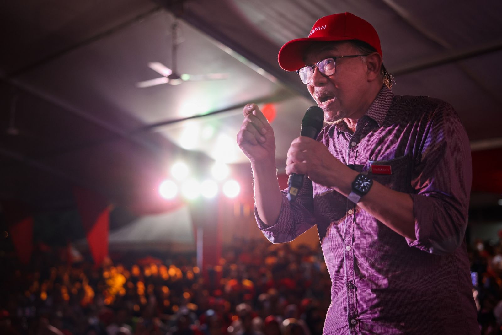 Malaysia's prime minister Dato' Seri Anwar Ibrahim, chairman of Pakatan Harapan coalition, speaks during an election campaign rally on November 17, 2022 in Ulu Klang, Selangor. (Photo:Annice Lyn/Getty Images)