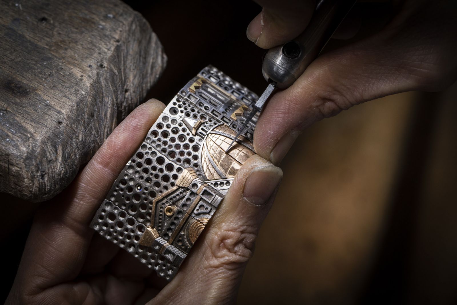 GC_01- Travail de gravure à la main. / Hand-engraving work. (Photo: Van Cleef & Arpels)