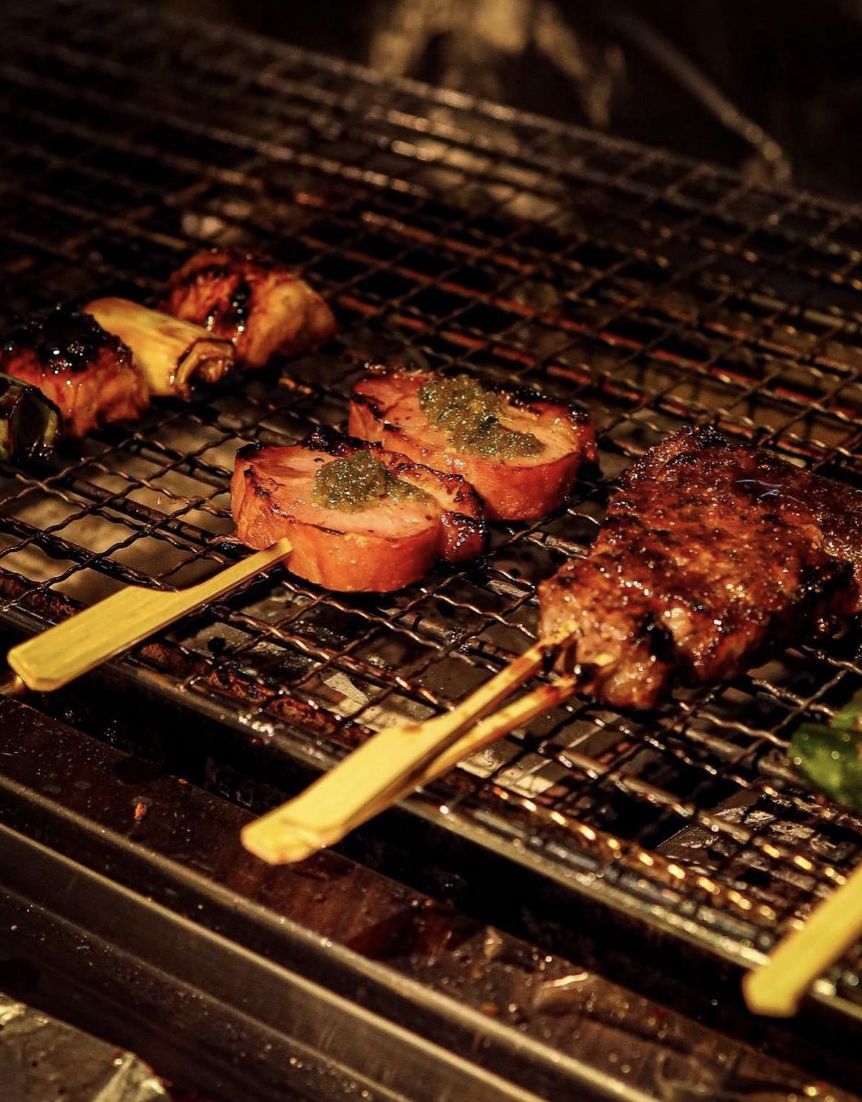 Skewers on the grill (Photo: Instagram / @kingukongu.my)