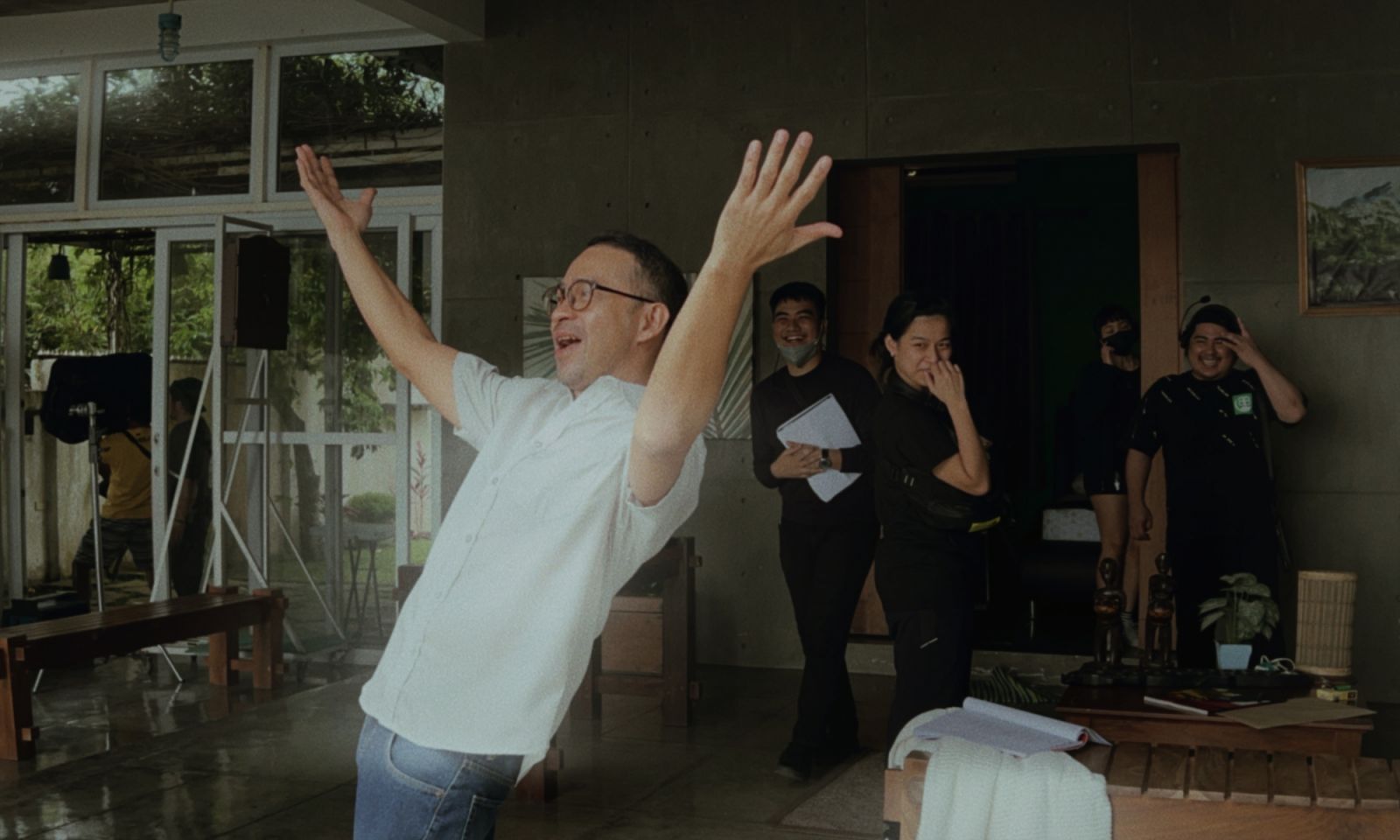 Actor Jojit Lorenzo behind the scenes of Ang Duyan ng Magiting