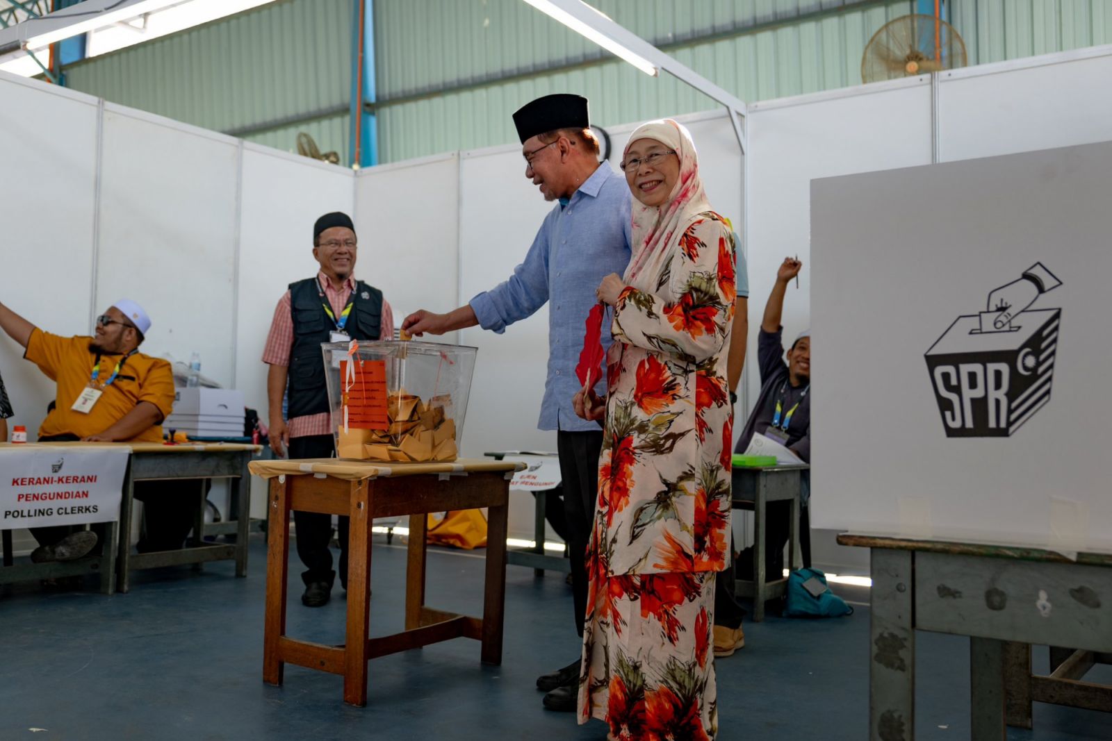 Prime Minister Datuk Seri Anwar Ibrahim voting with his wife, Wan Azizah binti Wan Ismail (Photo: Twitter/@anwaribrahim)