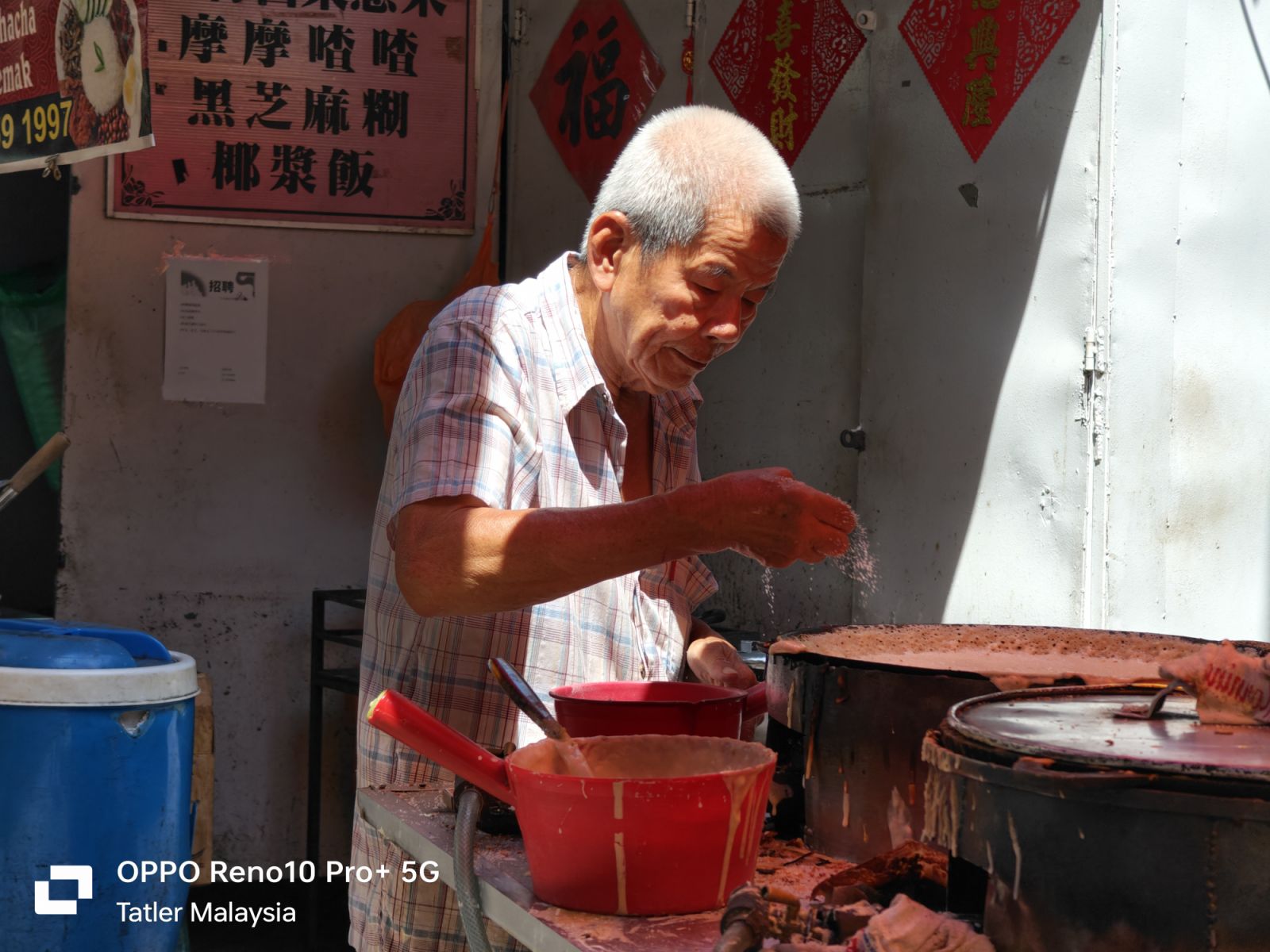 A street trader preparing a fresh batch of 'apam balik' for eager customers (Photos: Chong Jinn Xiung)