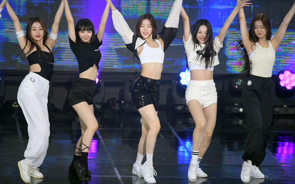 SEOUL, SOUTH KOREA - MAY 17: Huh Yun jin, Kim Chae won, Kazuha, Hong Eun chae, Kim Ga ram of LE SSERAFIM during SBS MTV Music Channel 'The Show' Live Broadcast at Sangam SBS Prism Tower on May 17, 2022 in Seoul, South Korea. (Photo by The Chosunilbo JNS/Imazins via Getty Images)